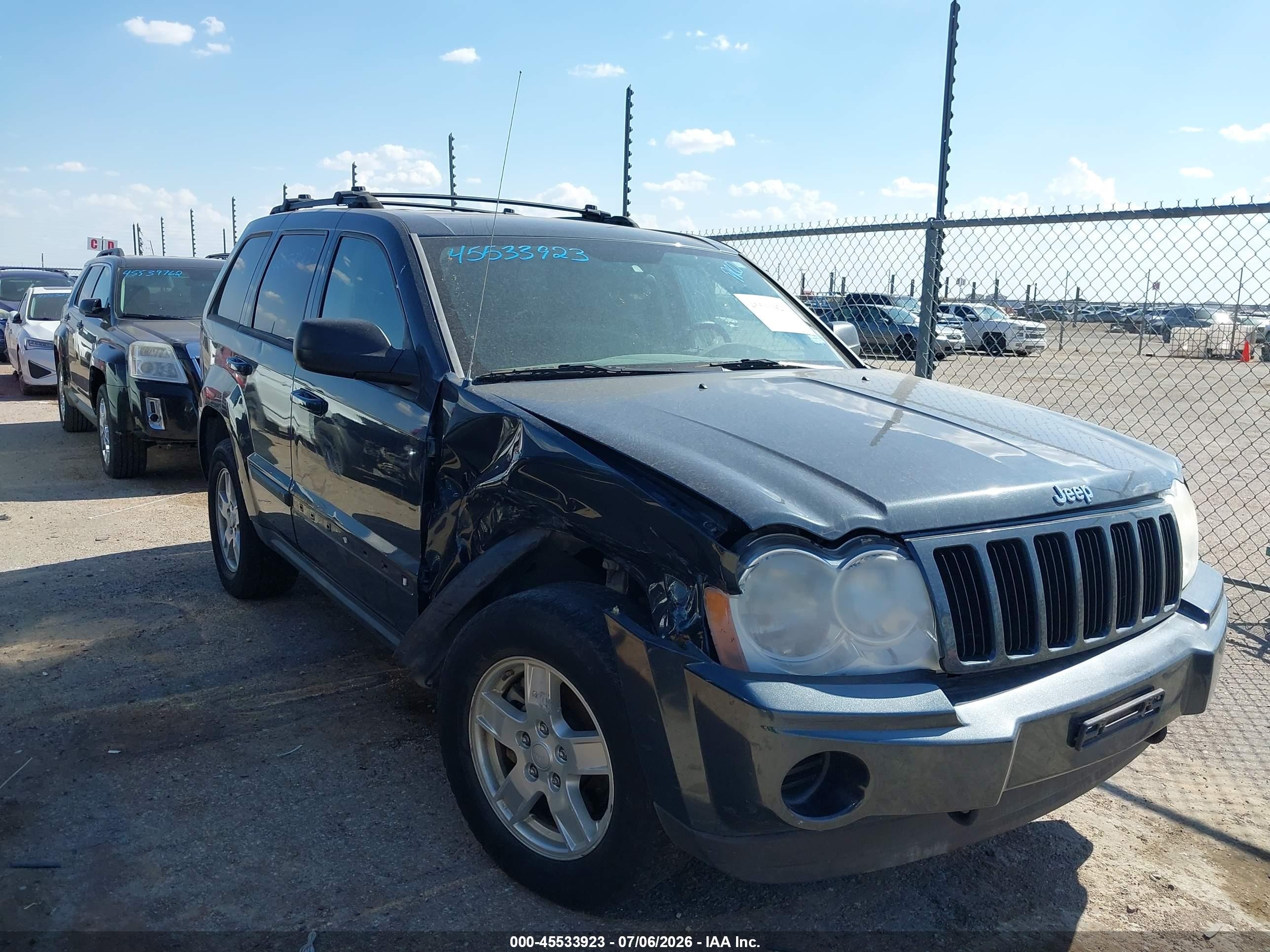 2007 Jeep Grand Cherokee Laredo, VIN 1J8HR48P37C645342 — Front end