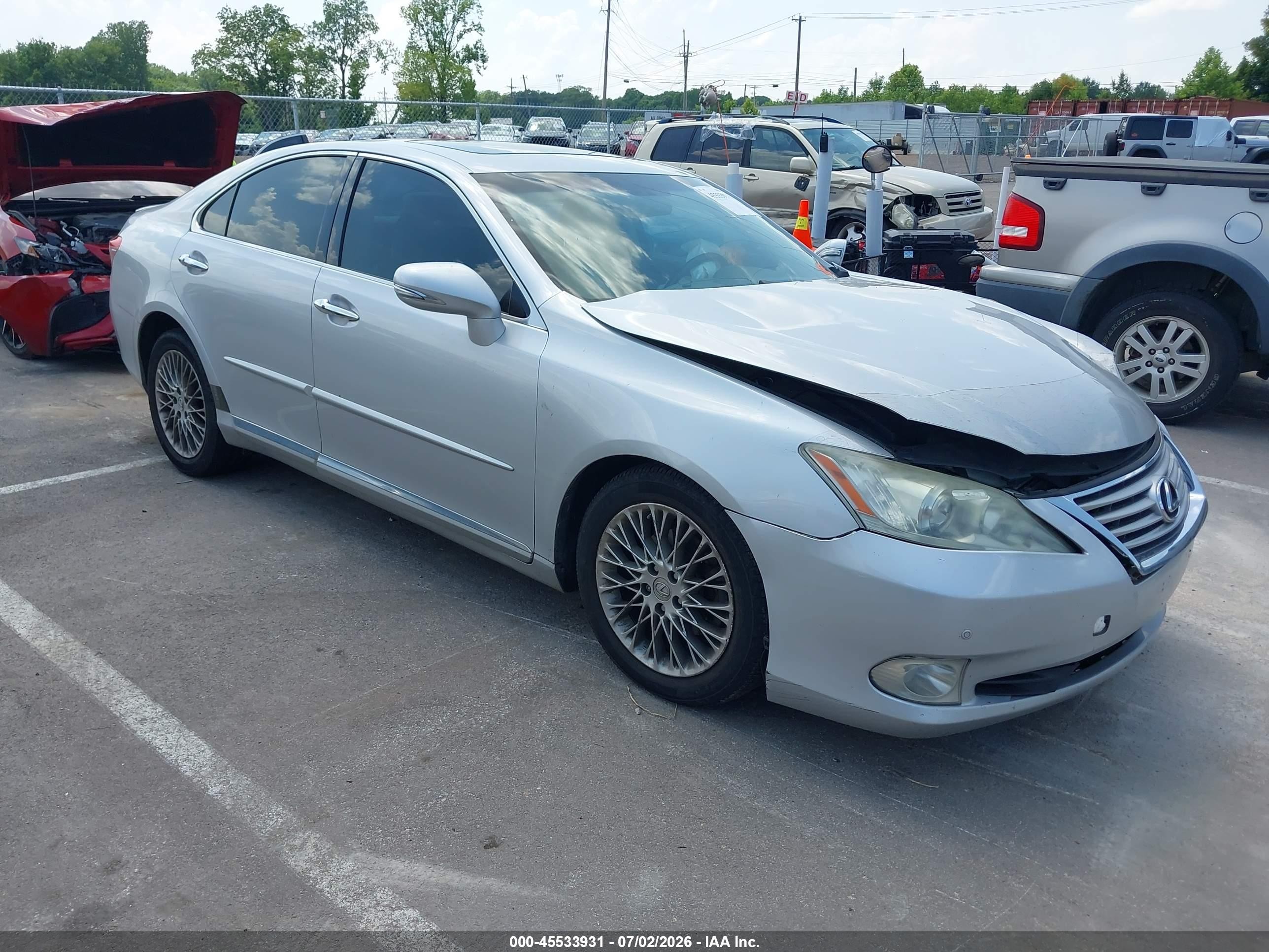 2011 Lexus ES 330, VIN JTHBK1EG8B2445395 — Перед