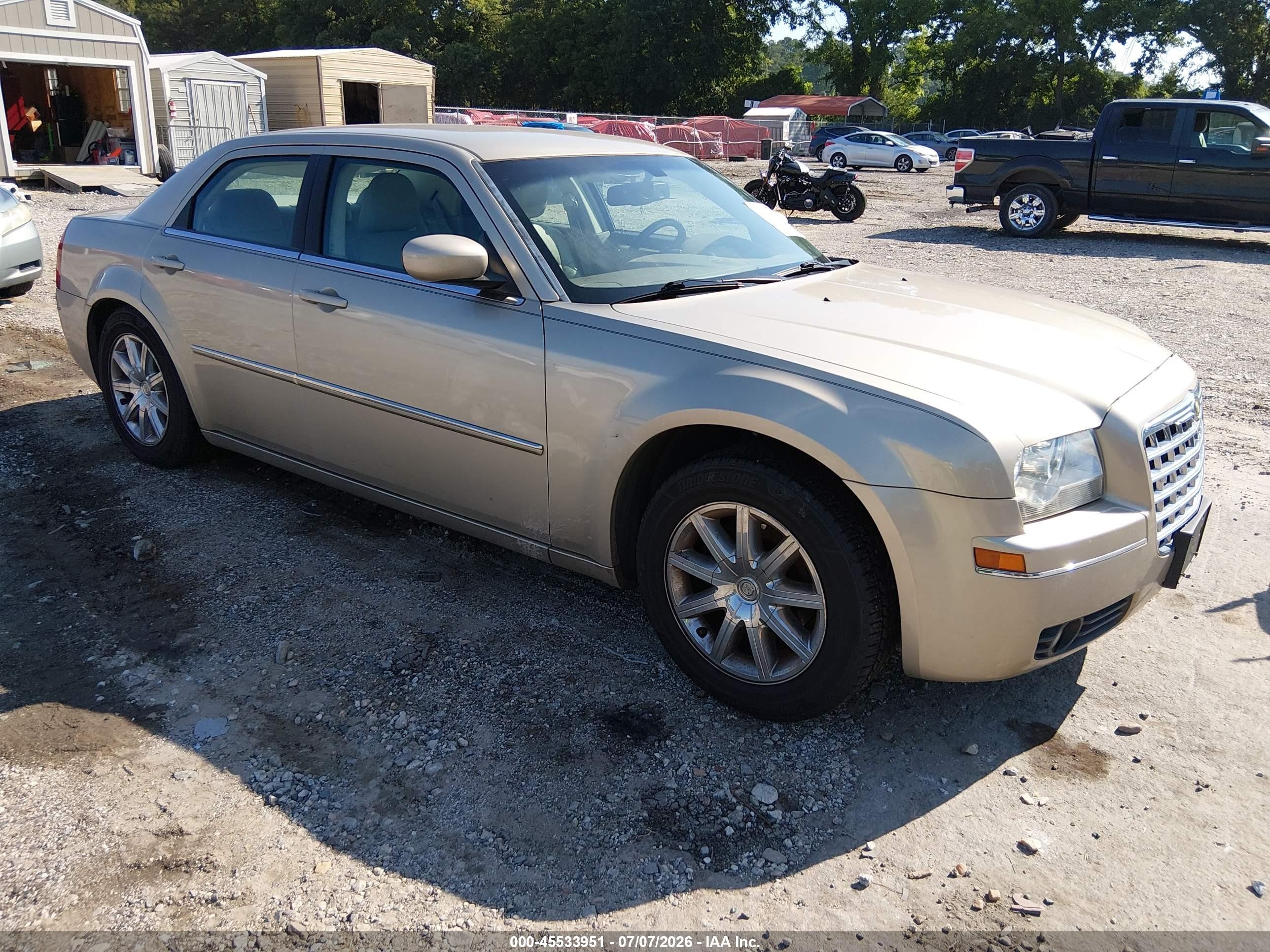 2009 Chrysler 300 Touring, VIN 2C3LA53V99H534822 — Side