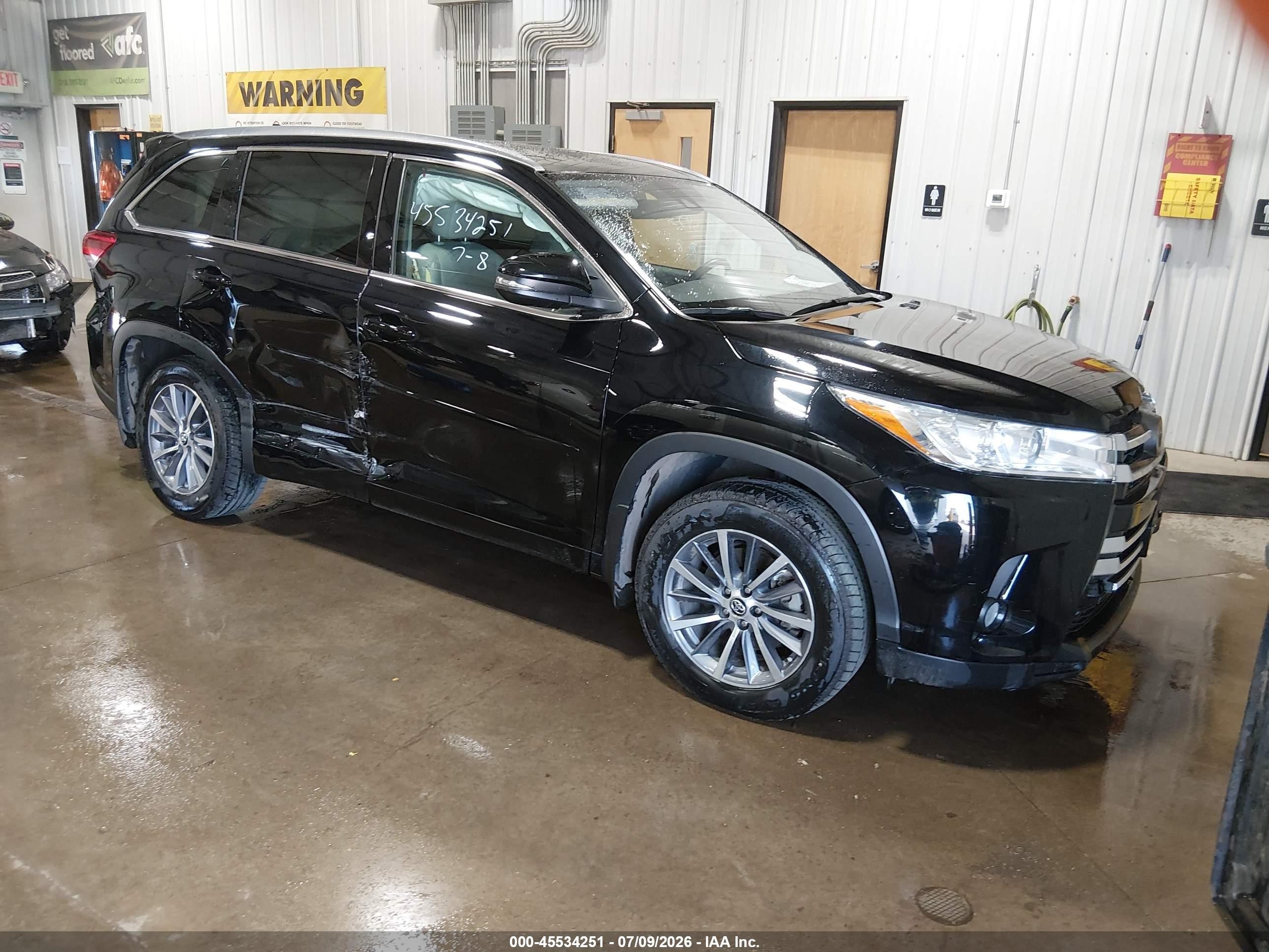 2018 Toyota Highlander XLE, VIN 5TDJZRFH5JS904713 — Side