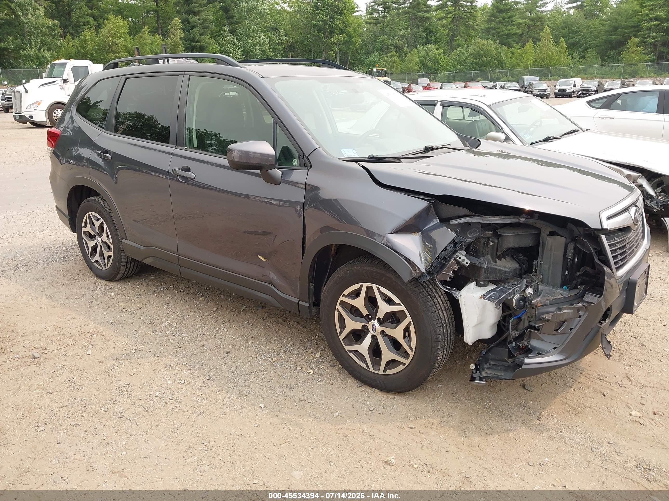 2020 Subaru Forester Premium, VIN JF2SKAGC3LH465954 — Front end