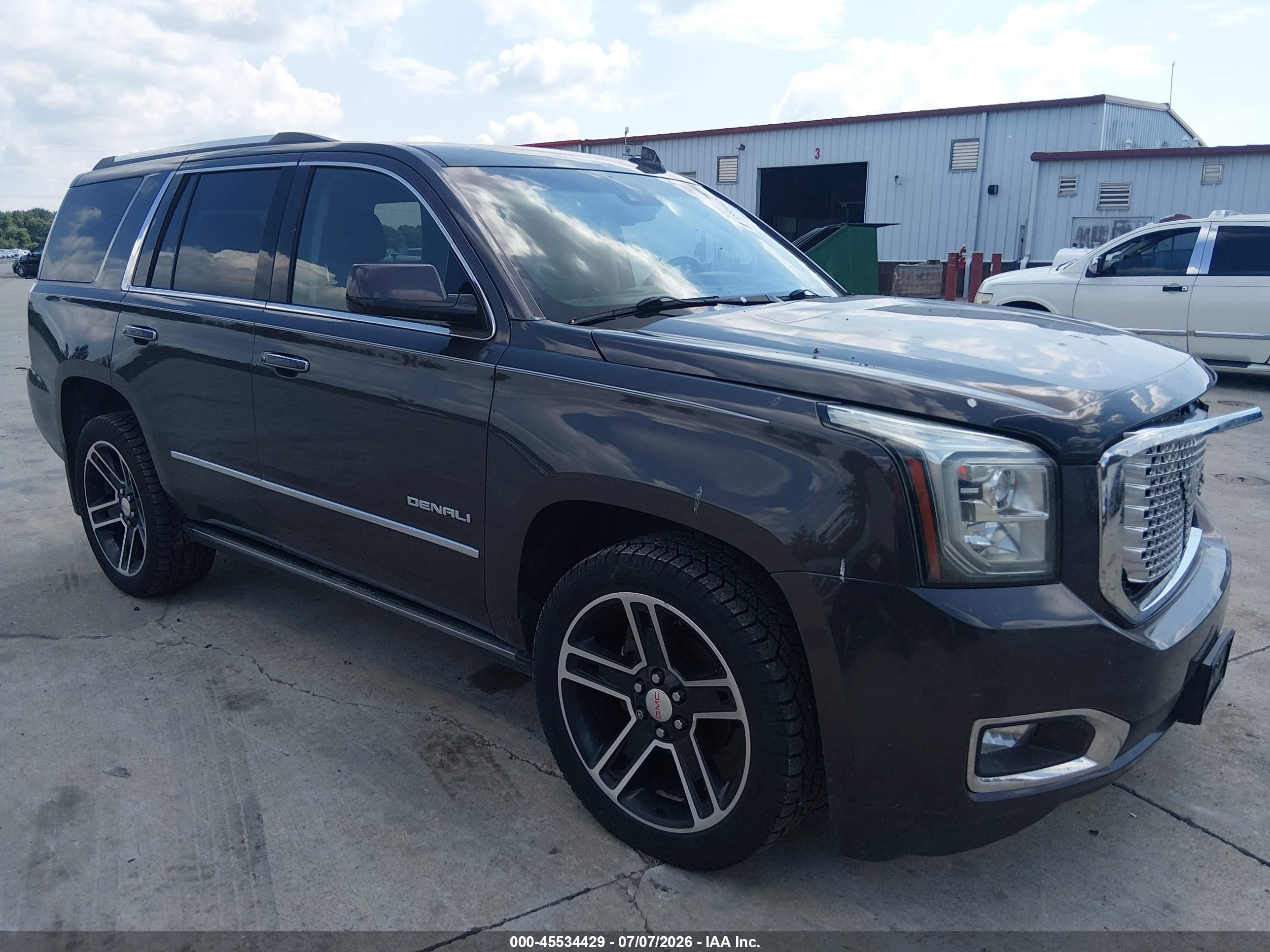 2015 GMC Yukon Denali, VIN 1GKS2CKJ3FR684075 — Front end