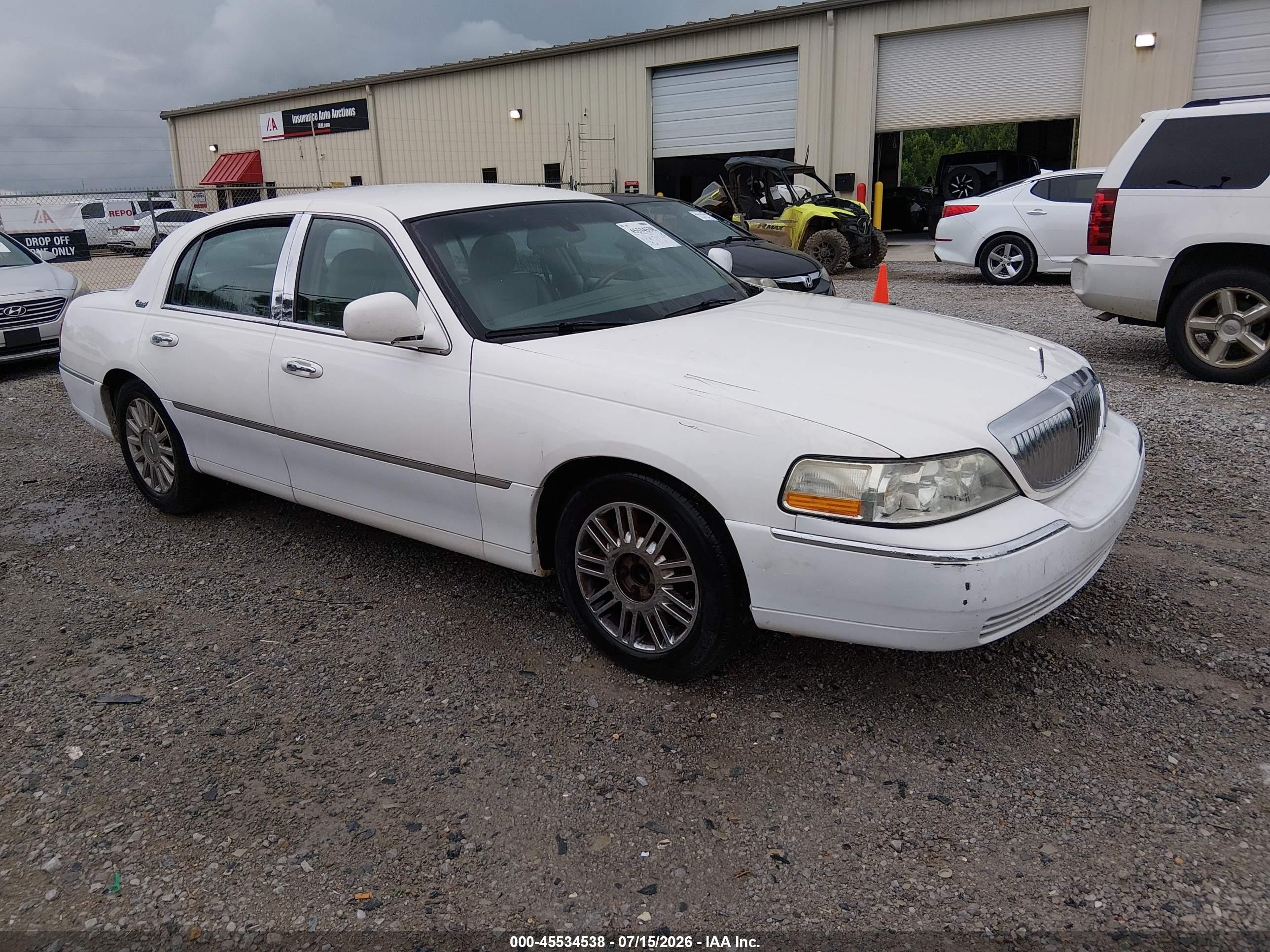 2010 Lincoln Town Car Signature Limited, VIN 2LNBL8CV9AX750761 — Обычный износ