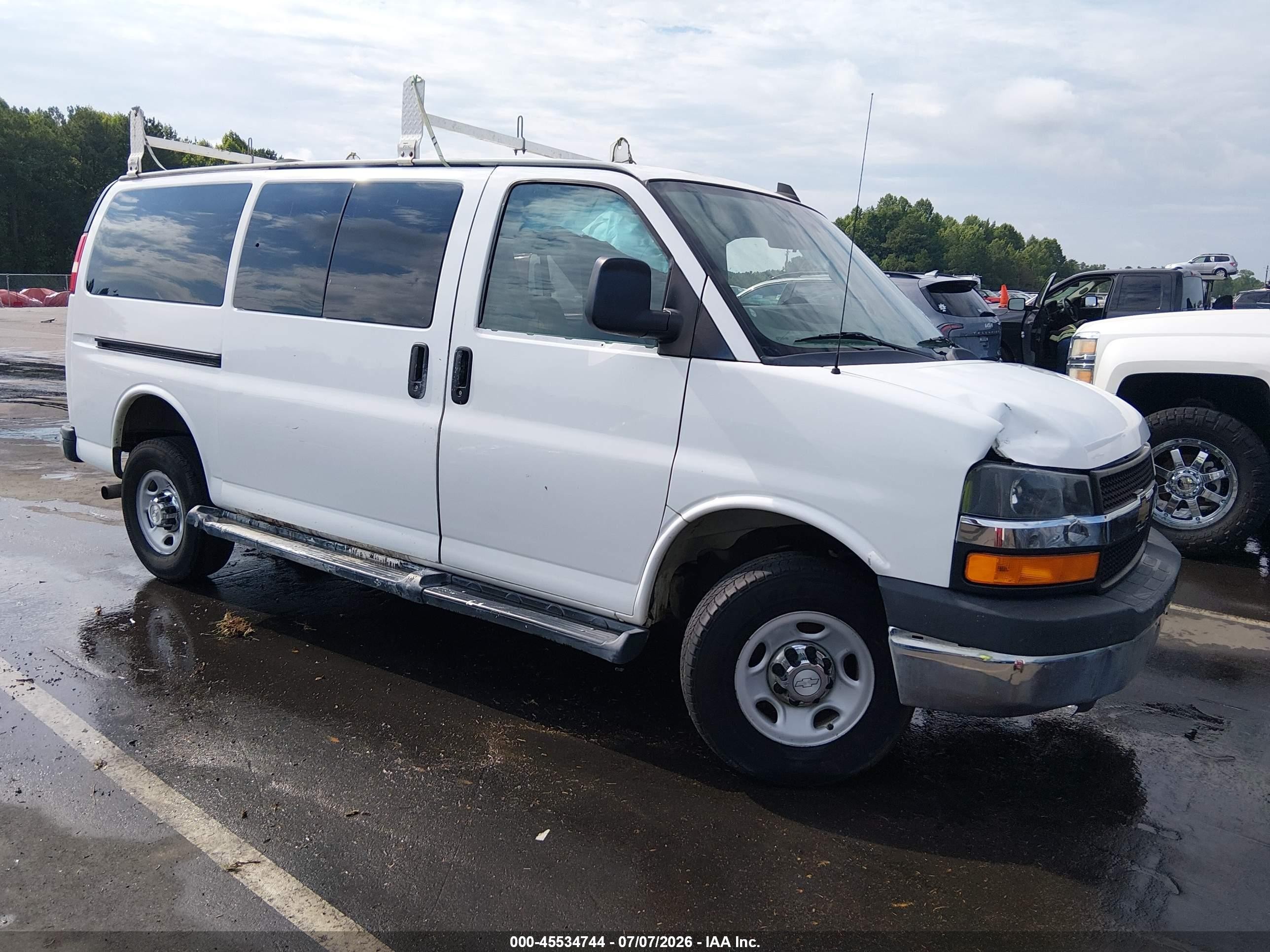 2016 Chevrolet Express Passenger LT, VIN 1GAZGMFG8G1295215 — Side