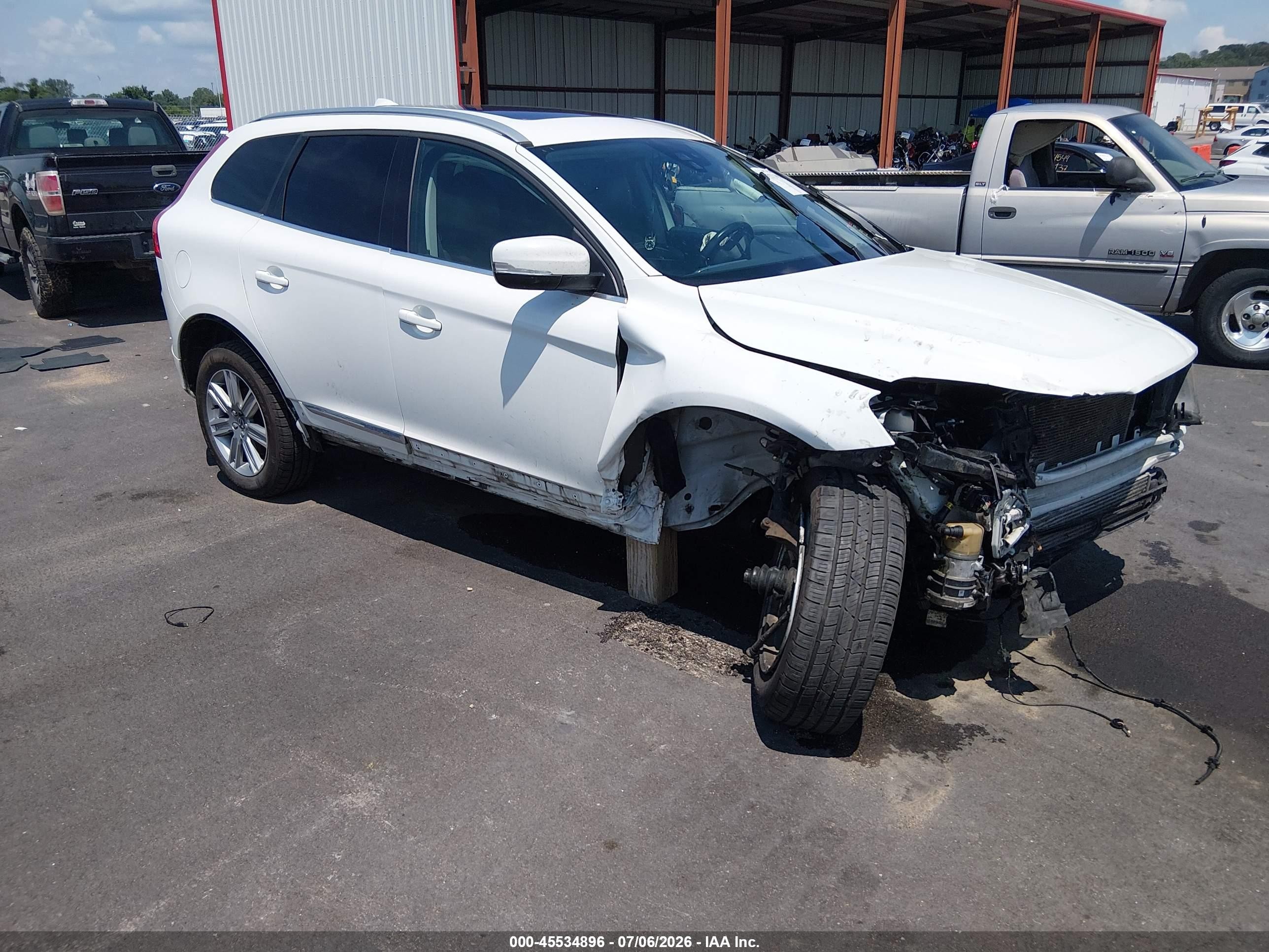 2017 Volvo XC60 Inscription, VIN YV440MRU8H2000646 — Перед