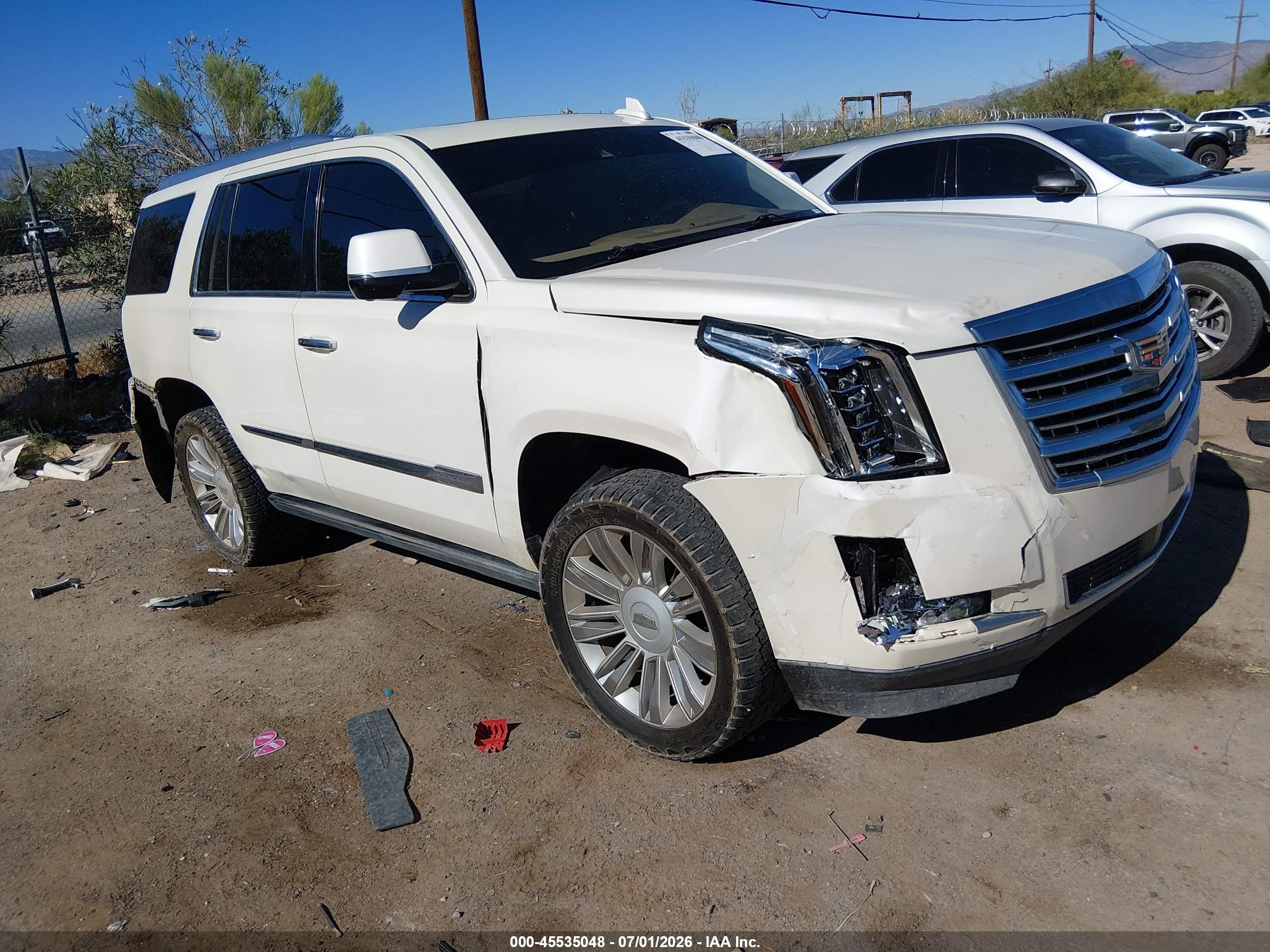 2015 Cadillac Escalade Platinum, VIN 1GYS4PKJ1FR731708 — Front end