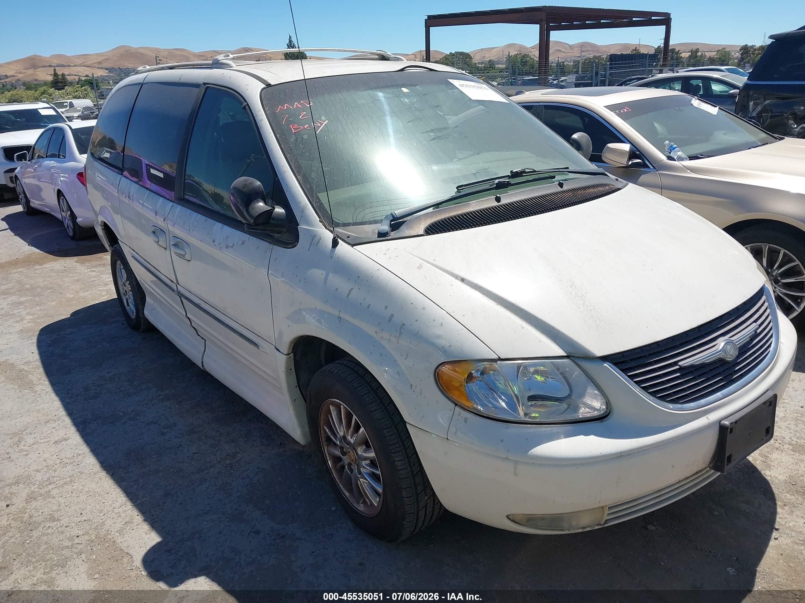 2002 Chrysler Town & Country Limited, VIN 2C8GP64L32R667735 — Normal wear