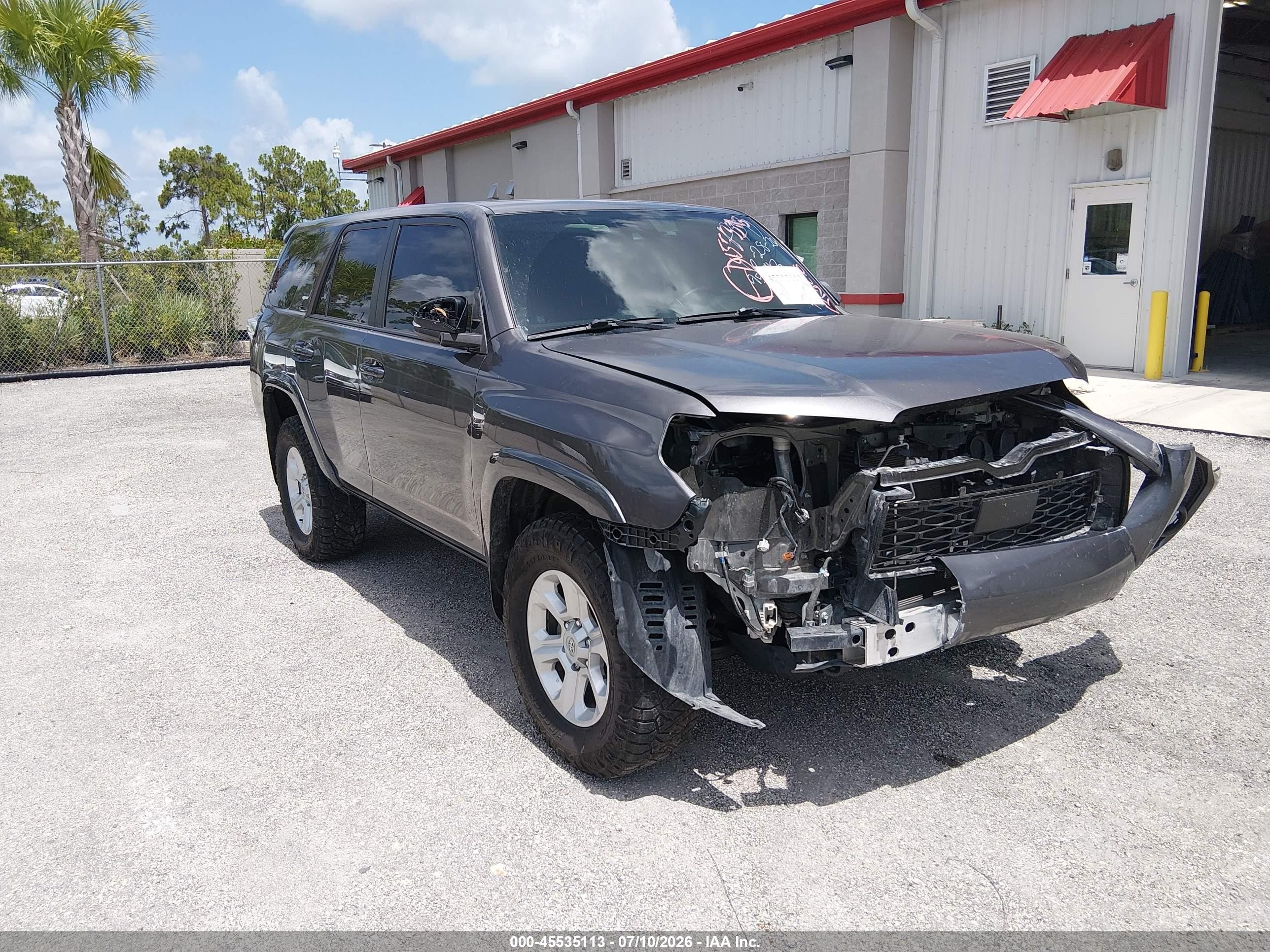 2021 Toyota 4Runner SR5 Premium, VIN JTENU5JR4M5950743 — Front end