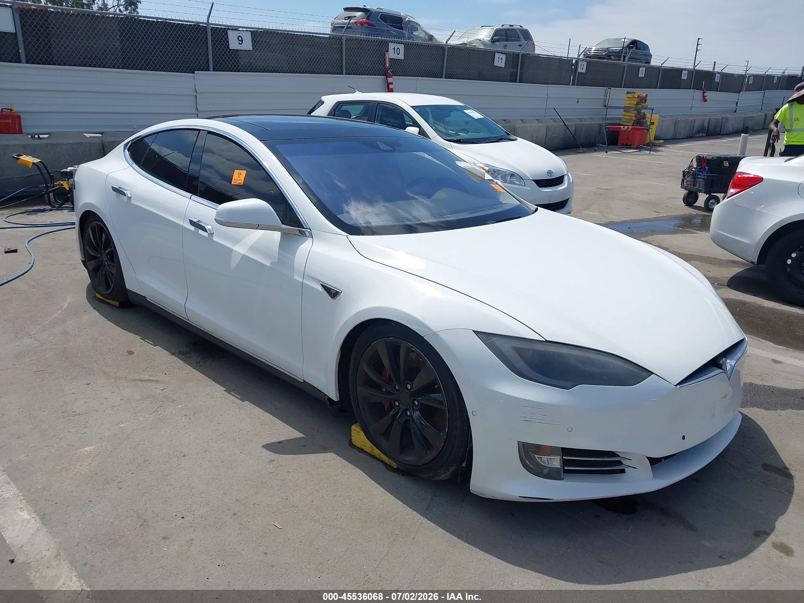 2015 Tesla Model S 85, VIN 5YJSA1H15FFP78264 — Front end
