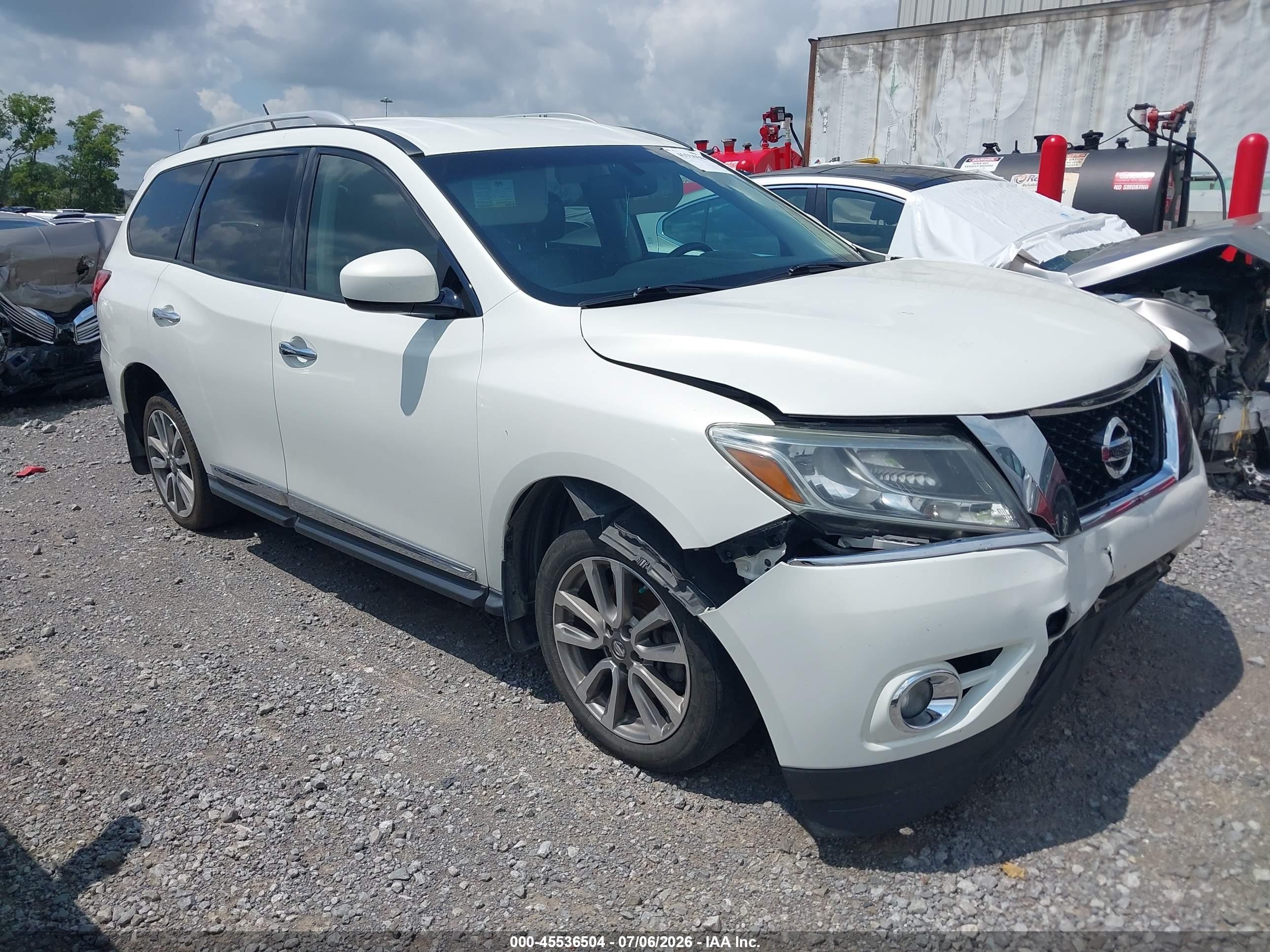 2014 Nissan Pathfinder S, VIN 5N1AR2MN7EC727441 — Front end
