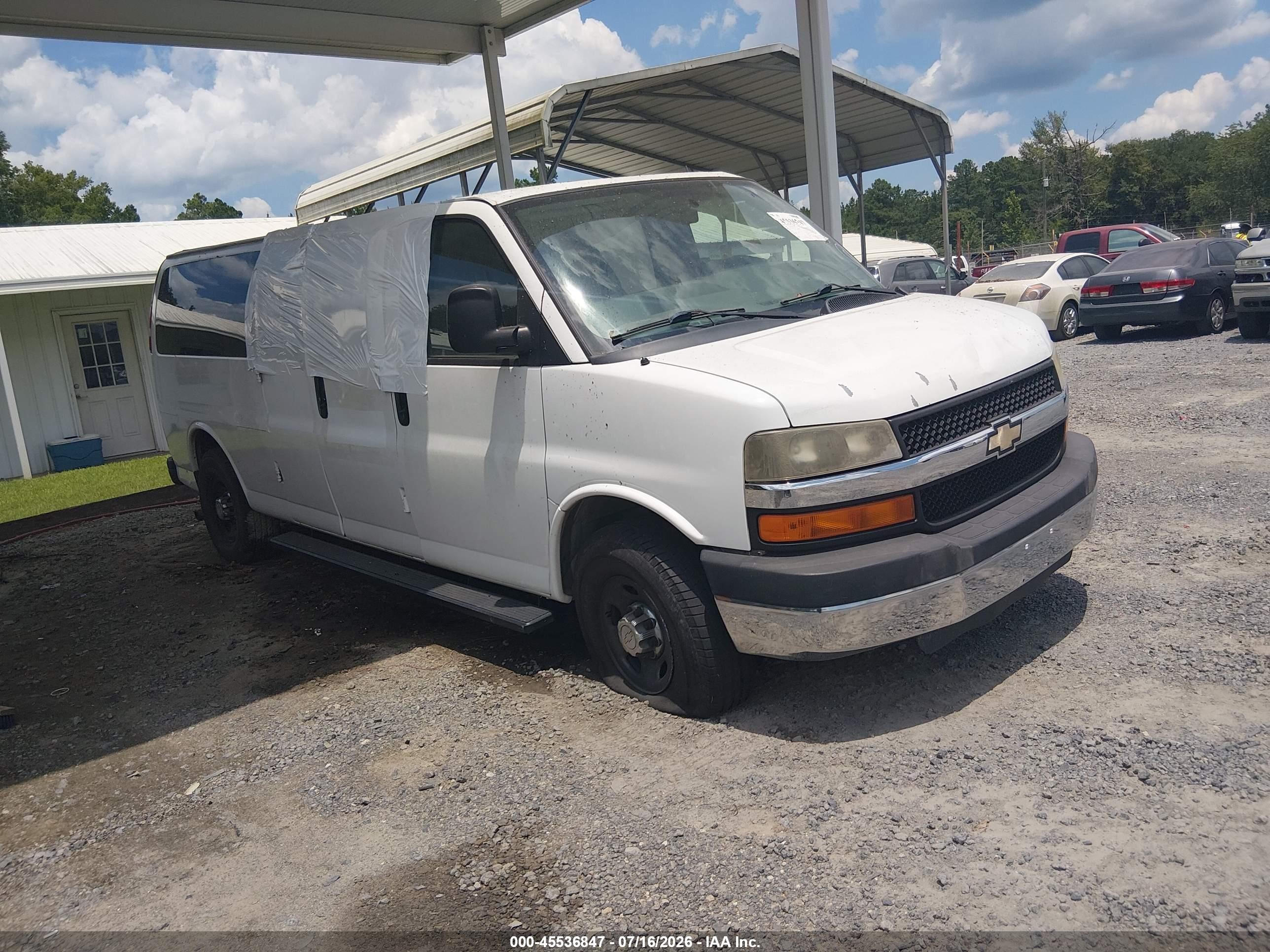 2011 Chevrolet Express Passenger 1LT, VIN 1GAZG1FG4B1110696 — Side