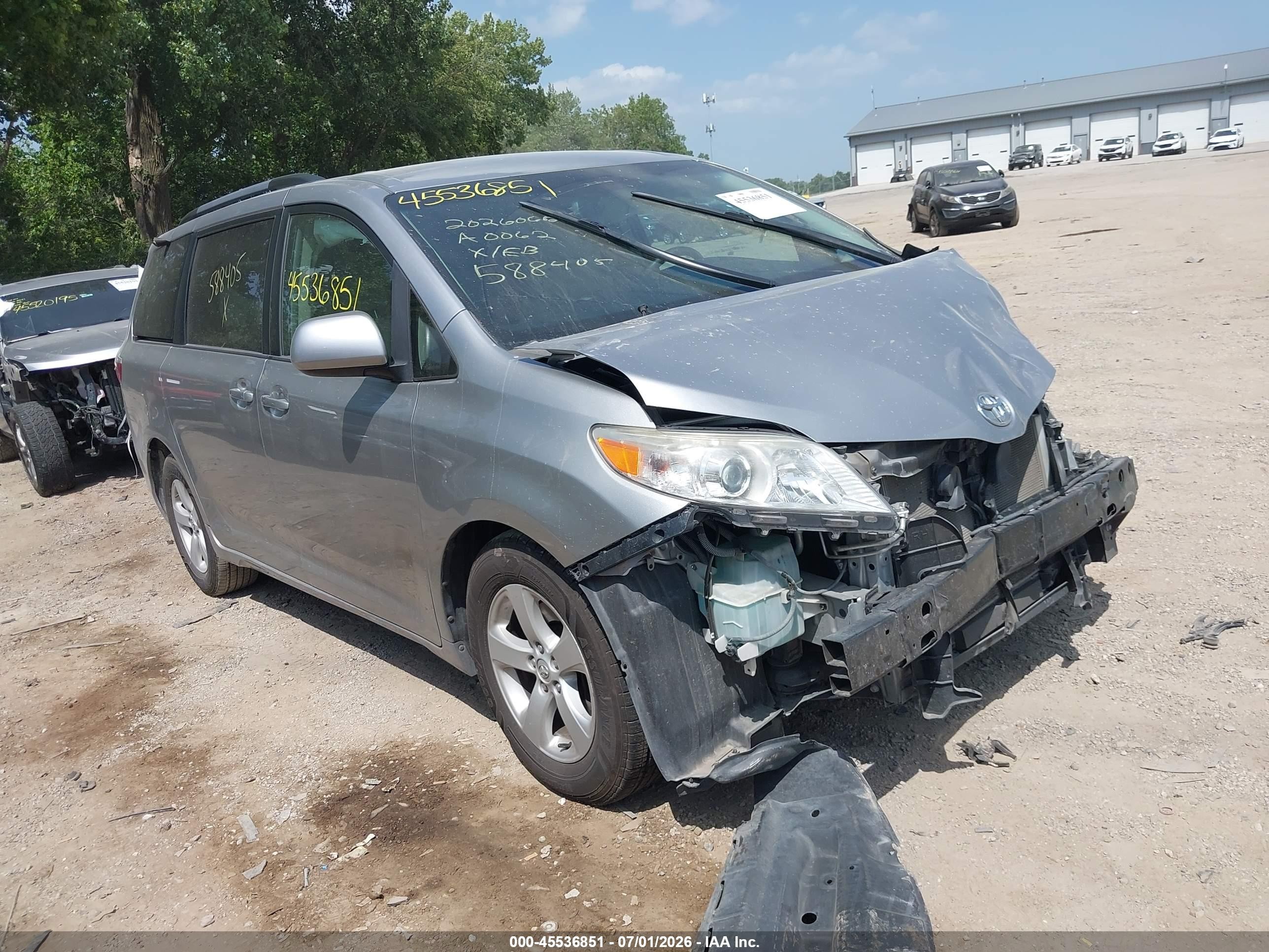 2015 Toyota Sienna LE, VIN 5TDKK3DC6FS588405 — Front end