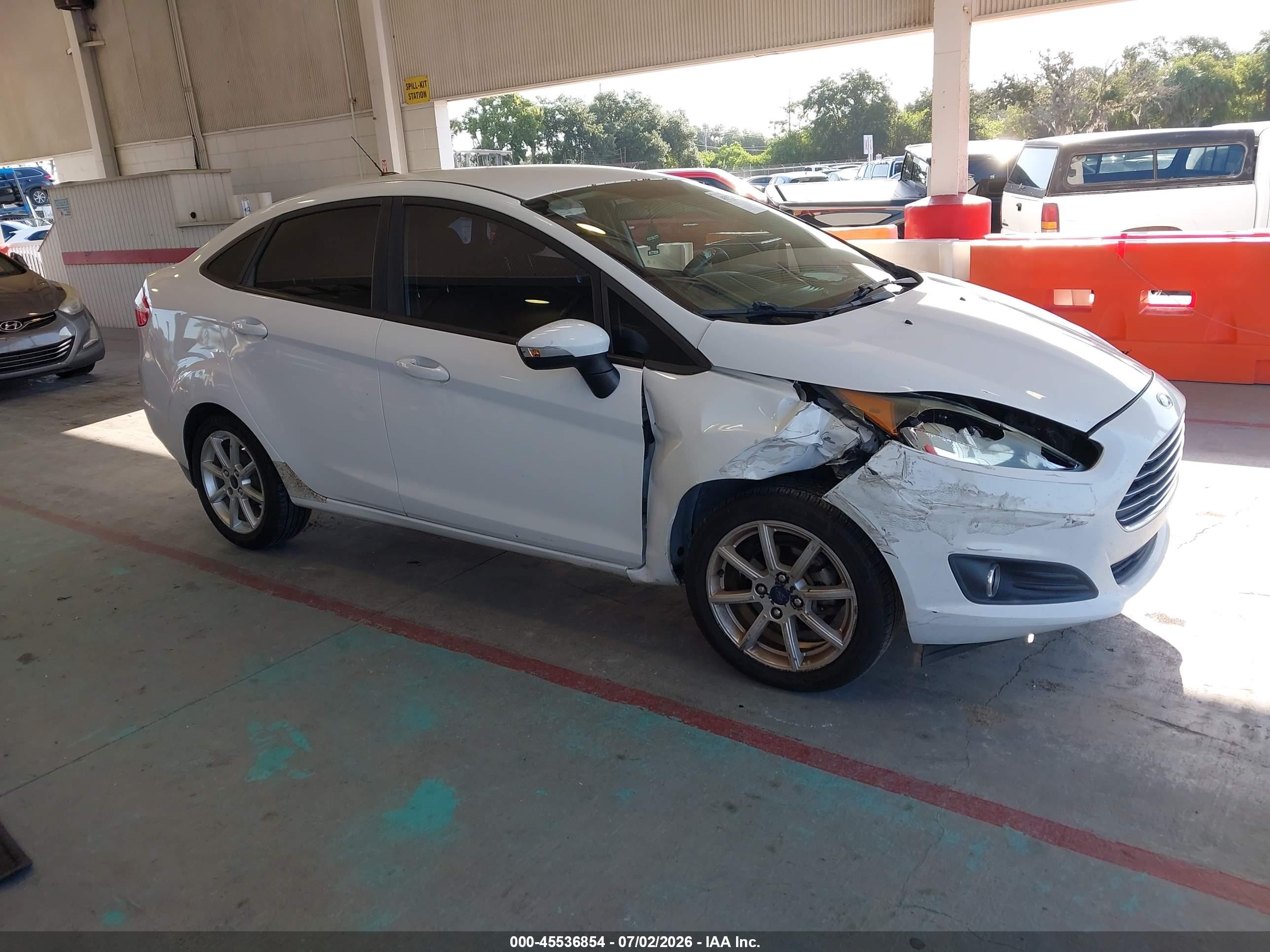 2015 Ford Fiesta SE, VIN 3FADP4BJ0FM157629 — Перед