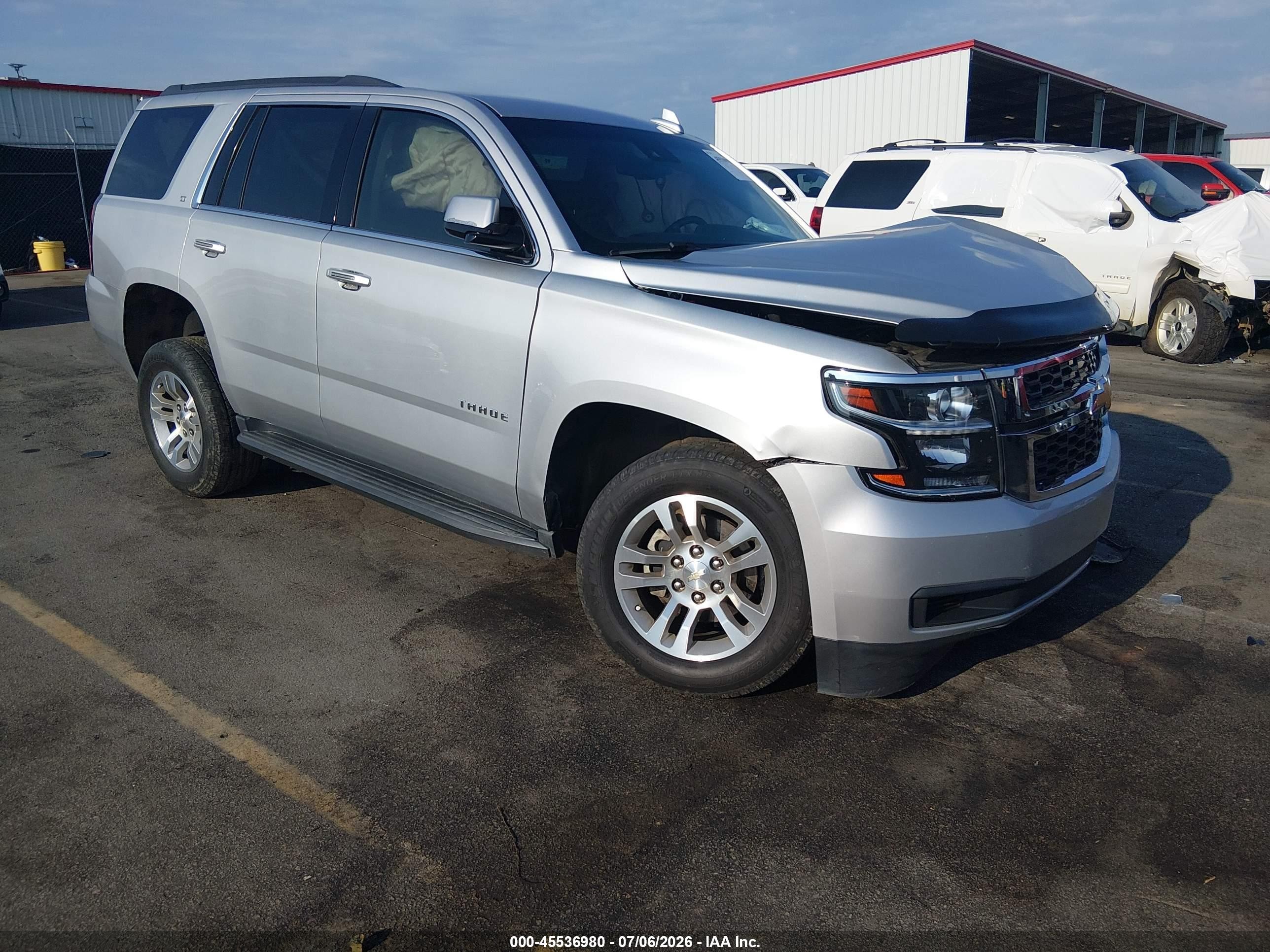2018 Chevrolet Tahoe LT, VIN 1GNSCBKC0JR255111 — Бок