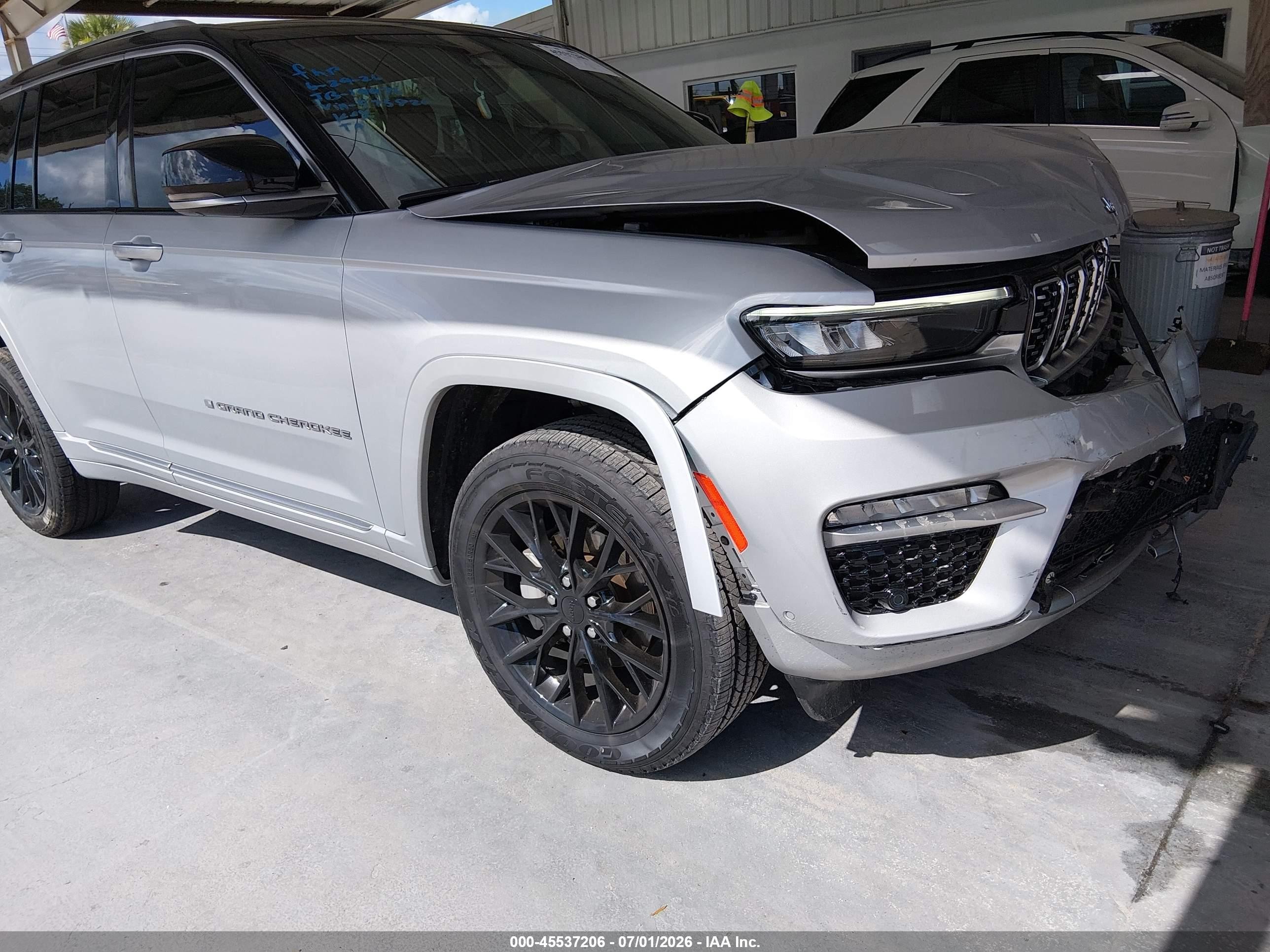 2022 Jeep Grand Cherokee Summit, VIN 1C4RJGEG2N8575826 — Front end