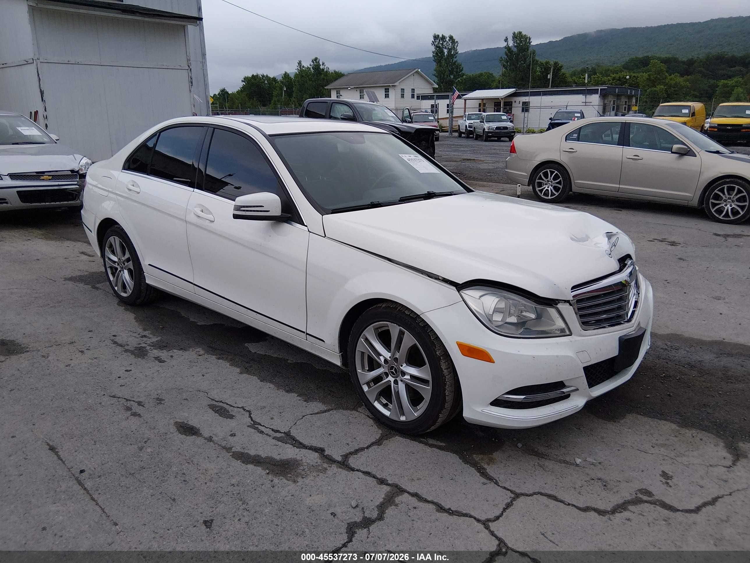 2013 Mercedes-Benz C 300 Luxury, VIN WDDGF8AB7DR281331 — Front end