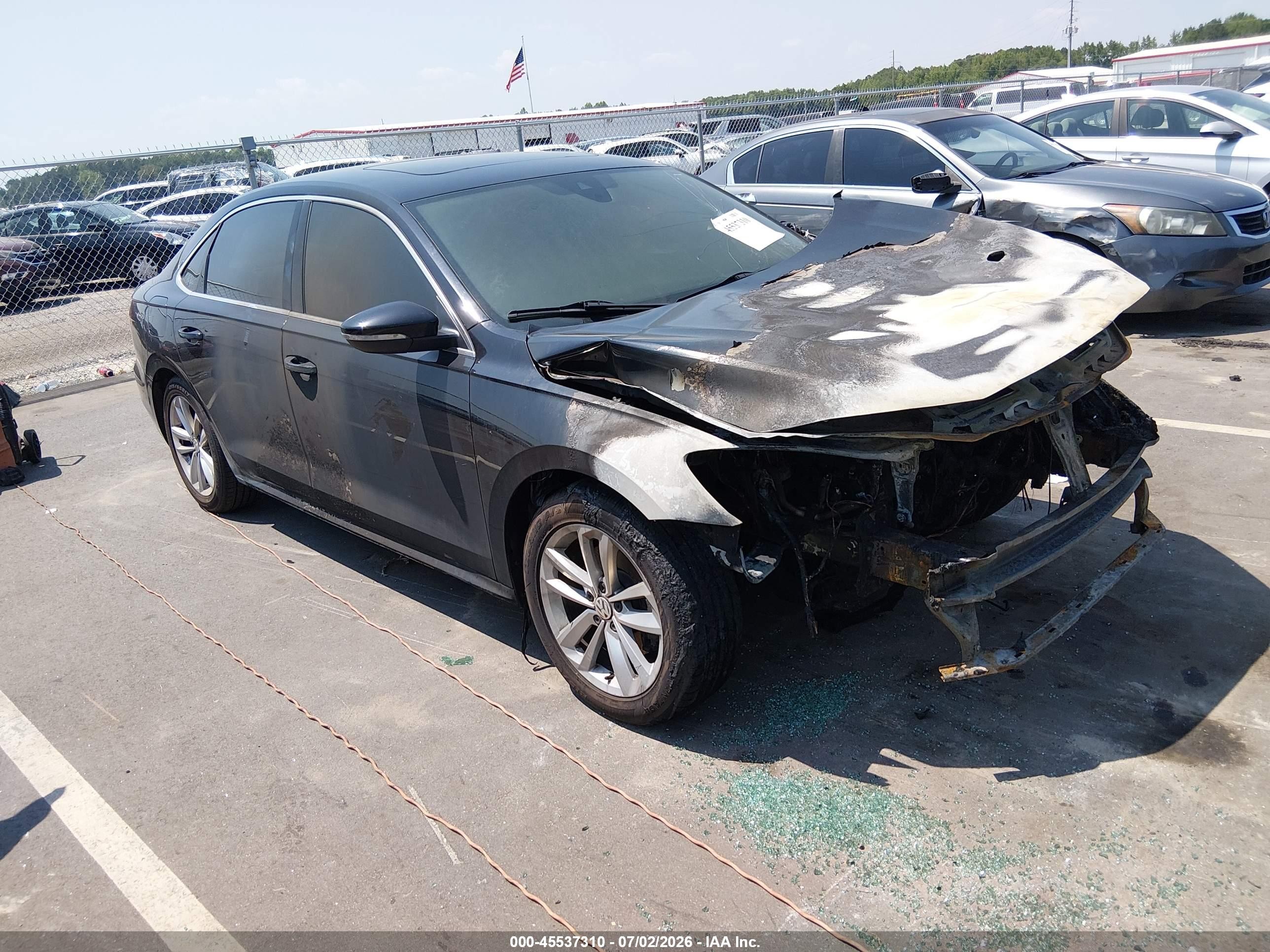 2020 Volkswagen Passat SE, VIN 1VWWA7A3XLC001746 — Пожар в моторном отсеке