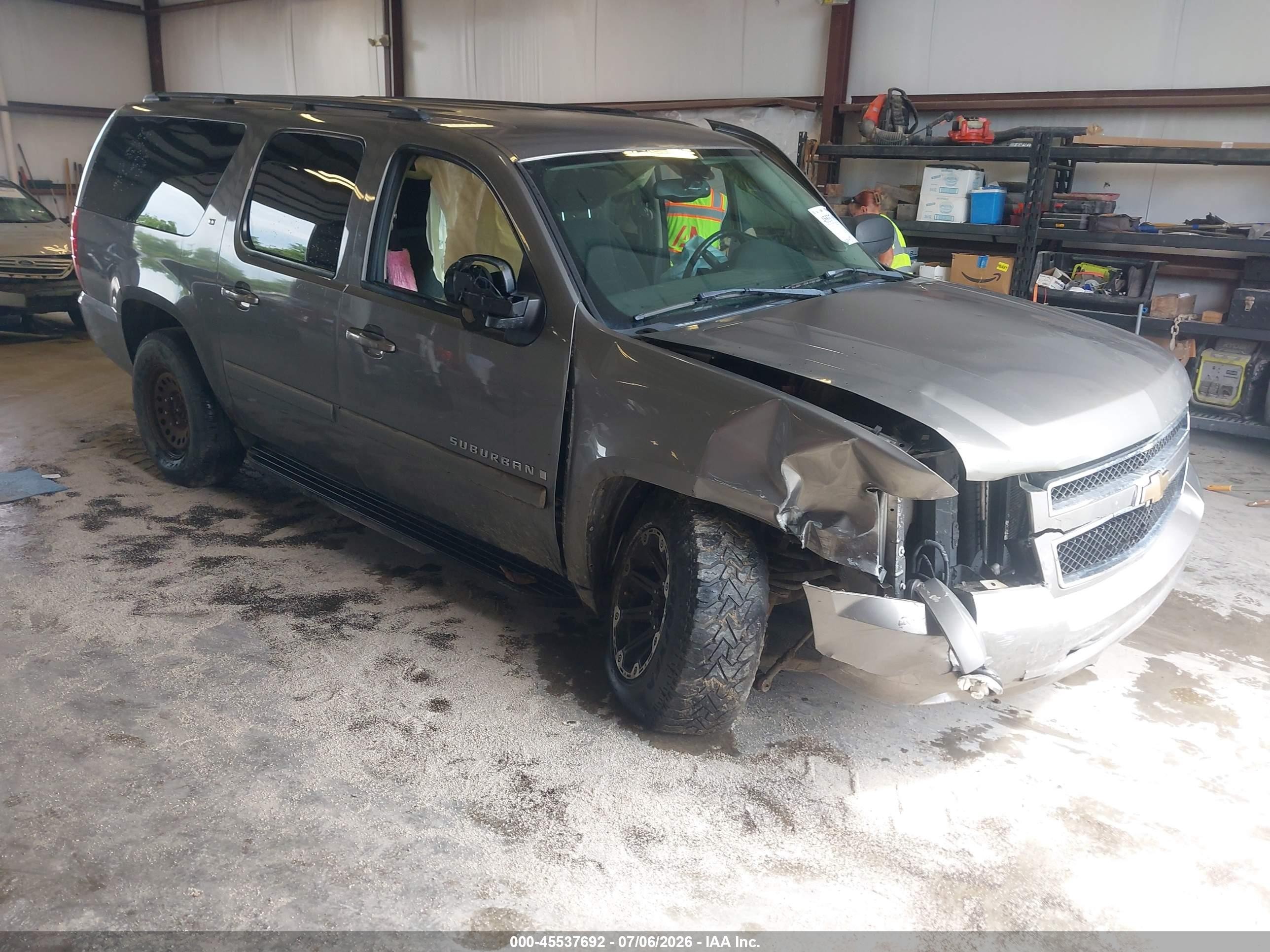 2008 Chevrolet Suburban LTZ, VIN 1GNFK16328J117670 — Side