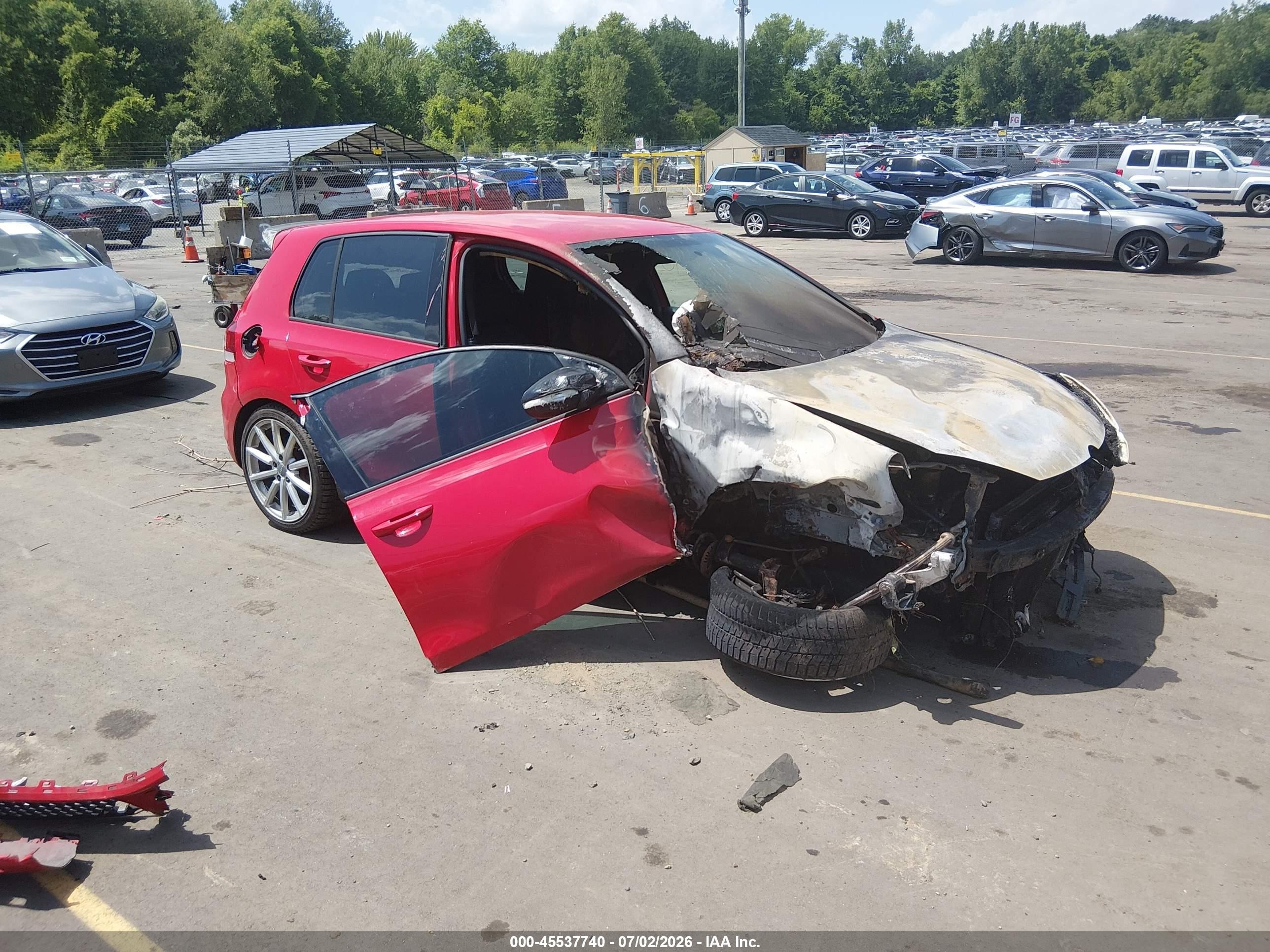 2011 Volkswagen Golf GTI PZEV, VIN WVWGD7AJ3BW198317 — Пожар в моторном отсеке