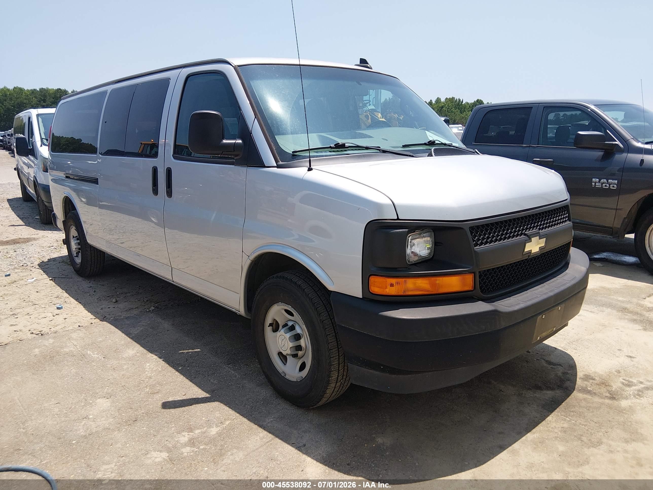 2017 Chevrolet Express Passenger LS, VIN 1GAZGNFG5H1292599 — Normal wear