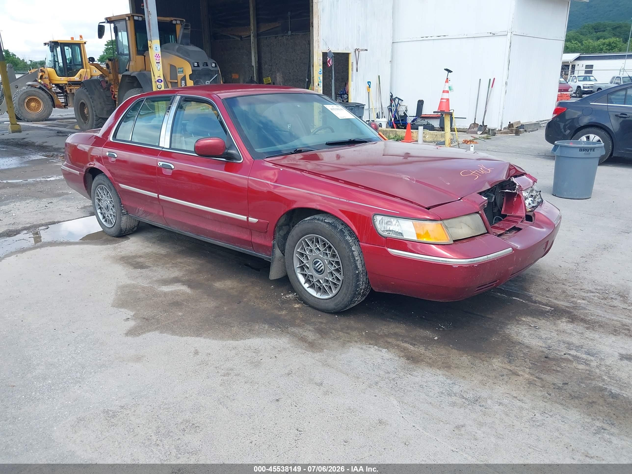 1998 Mercury Grand Marquis GS, VIN 2MEFM74WXWX664112 — Front end