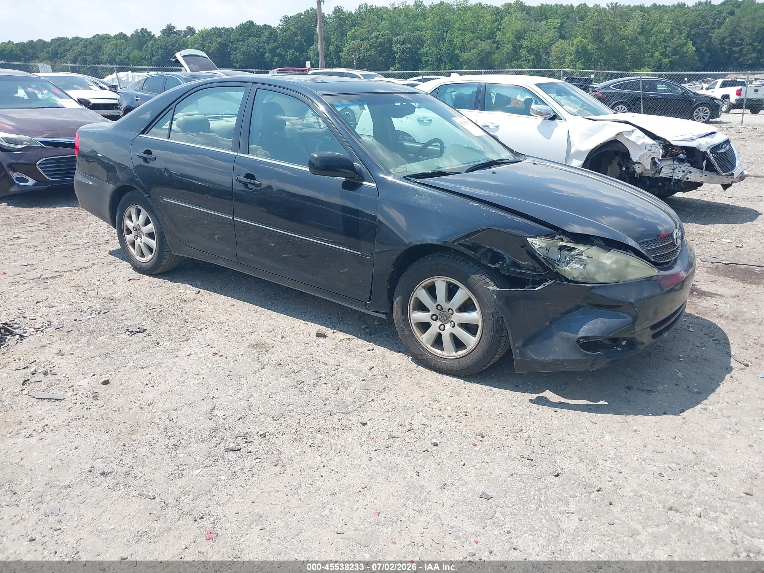 2004 Toyota Camry LE, VIN 4T1BF30K14U077058 — Front end