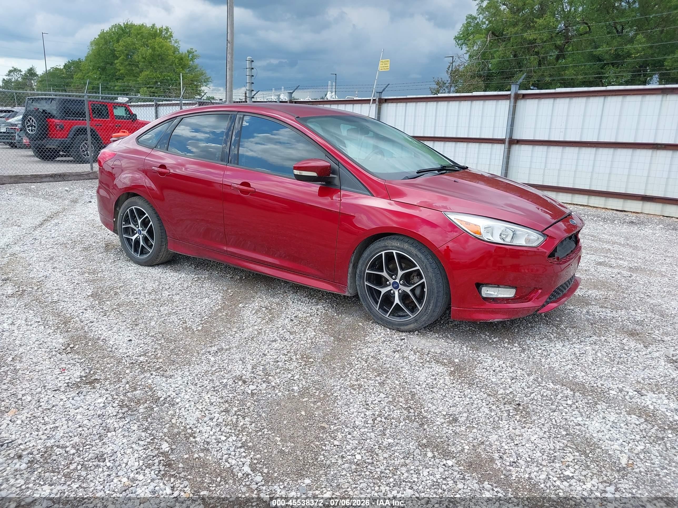 2015 Ford Focus SE, VIN 1FADP3F29FL323869 — Front end