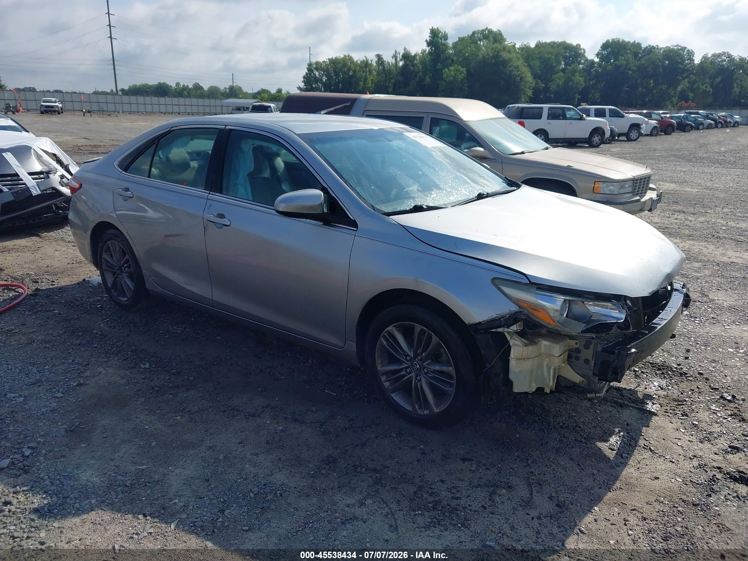 2017 Toyota Camry SE, VIN 4T1BF1FK3HU308947 — Перед