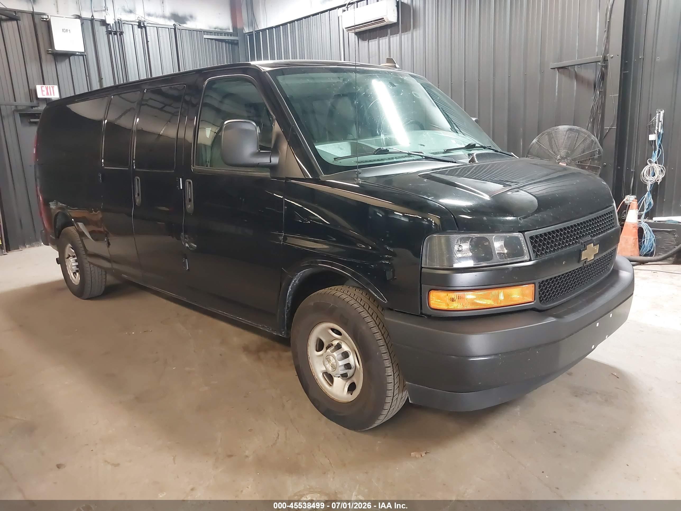 2020 Chevrolet Express Passenger LS, VIN 1GAZGNFP4L1272417 — Side