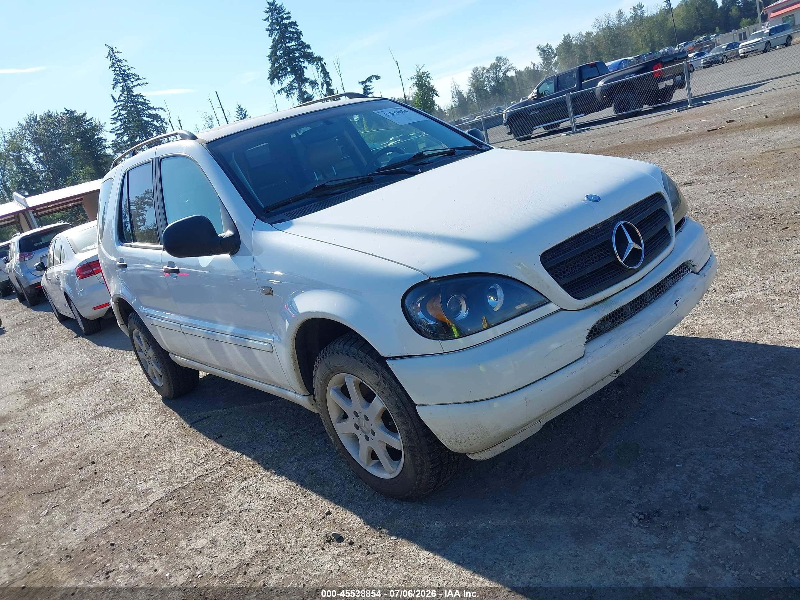 1999 Mercedes-Benz M 320/430/500, VIN 4JGAB72E3XA076182 — Перед