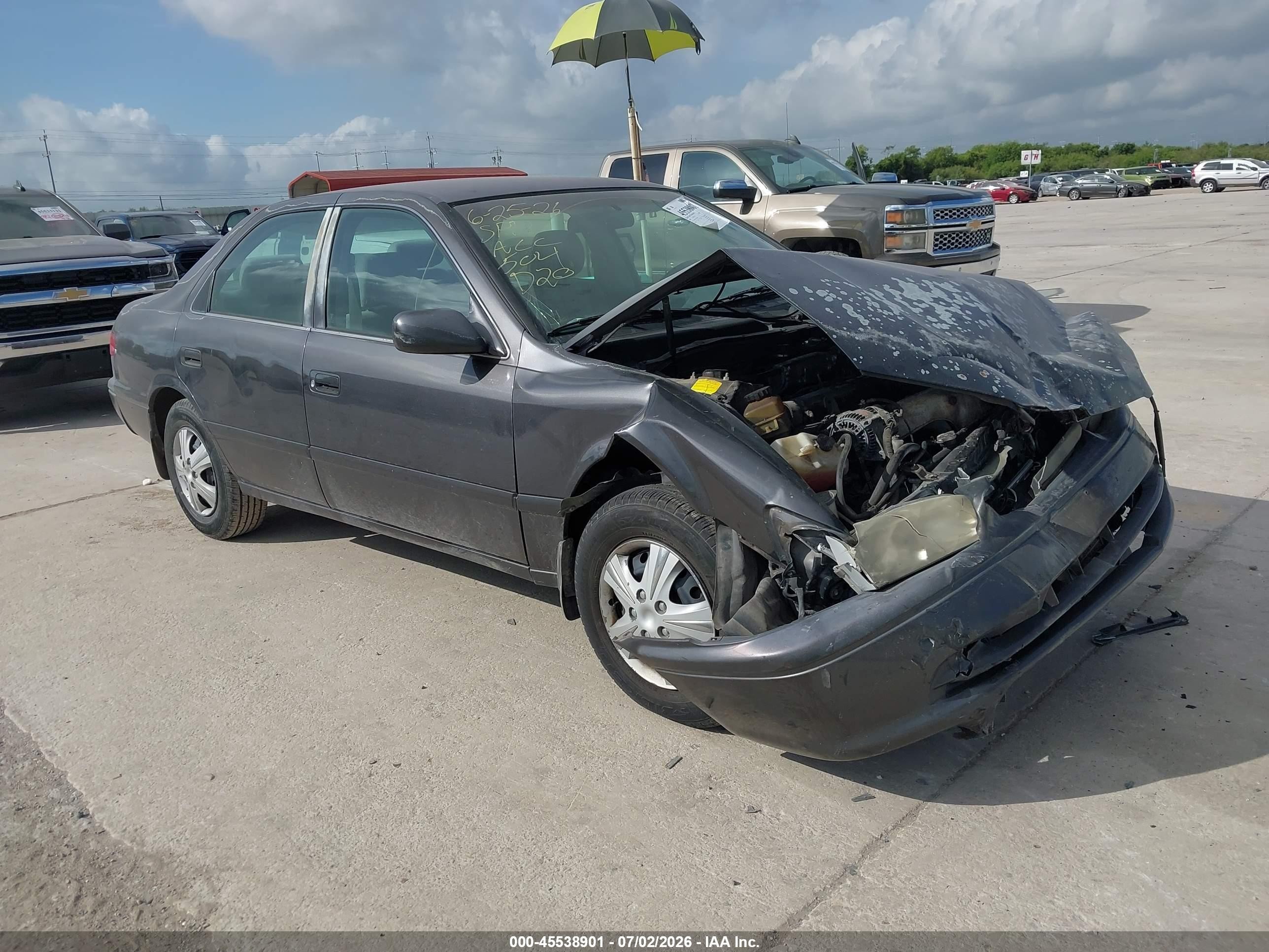 2000 Toyota Camry LE, VIN 4T1BG22K6YU754809 — Перед