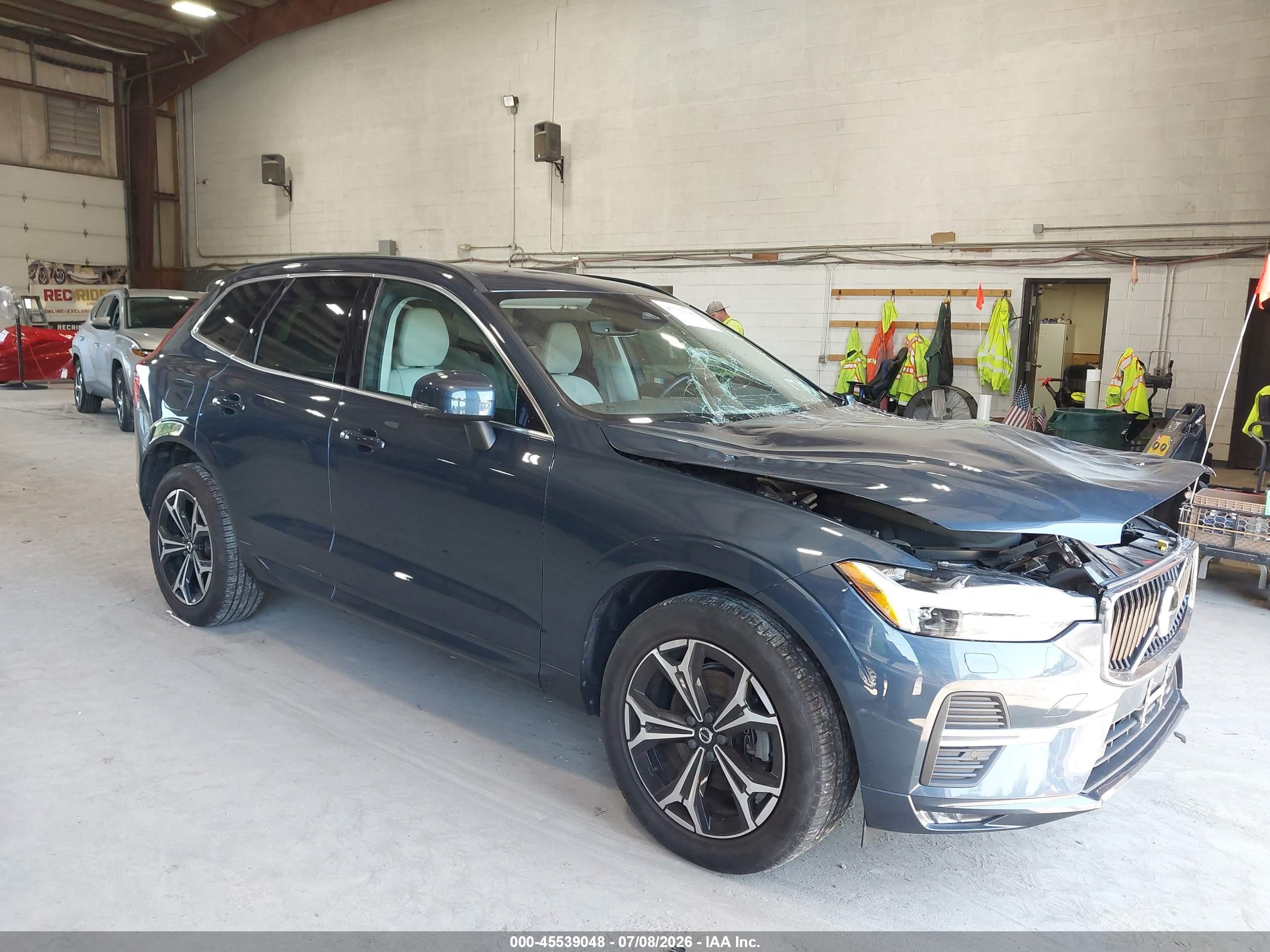 2022 Volvo XC60 Momentum, VIN YV4L12RK3N1911934 — Перед