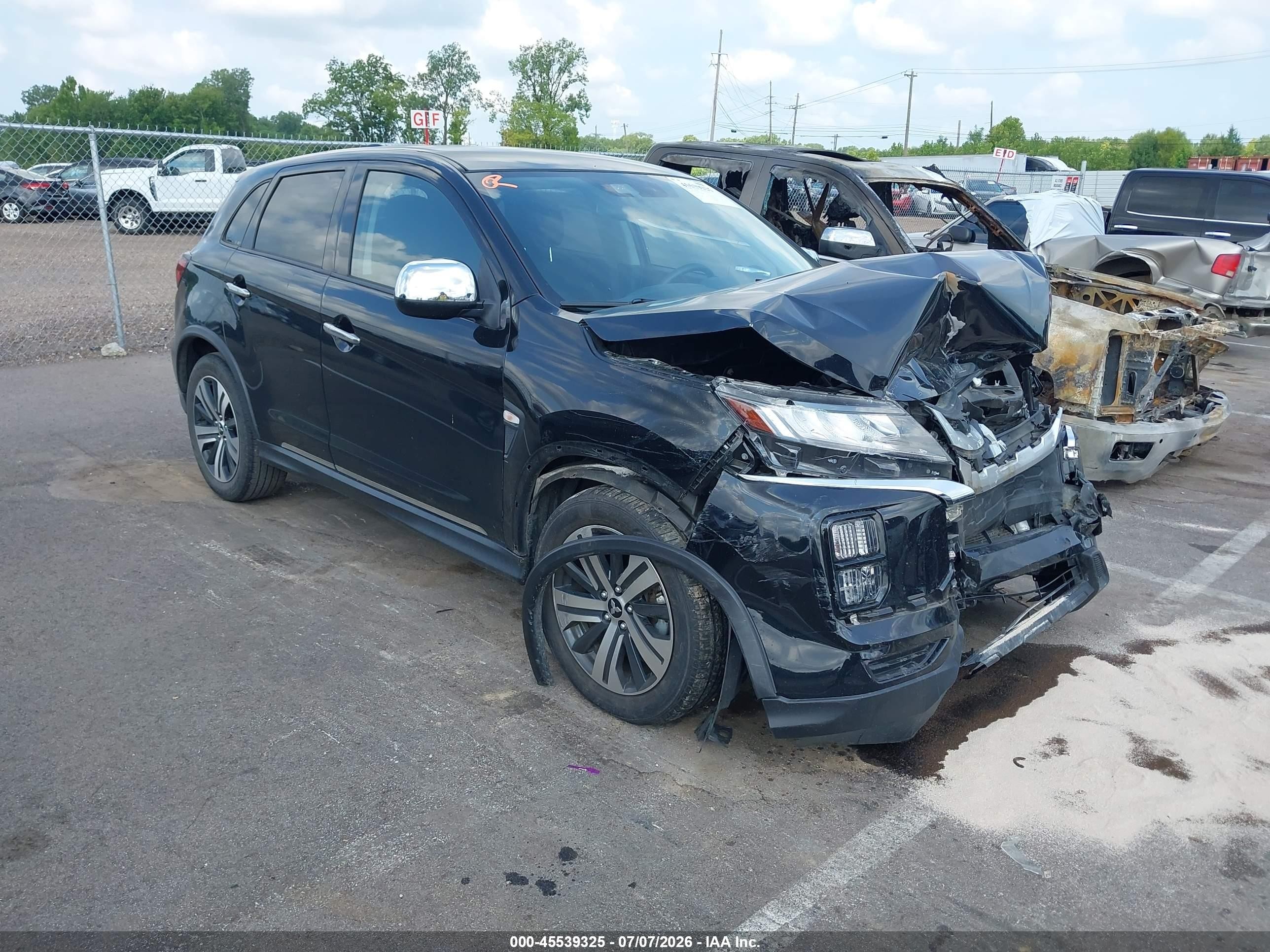 2022 Mitsubishi Outlander ES, VIN JA4APUAUXNU006696 — Перед