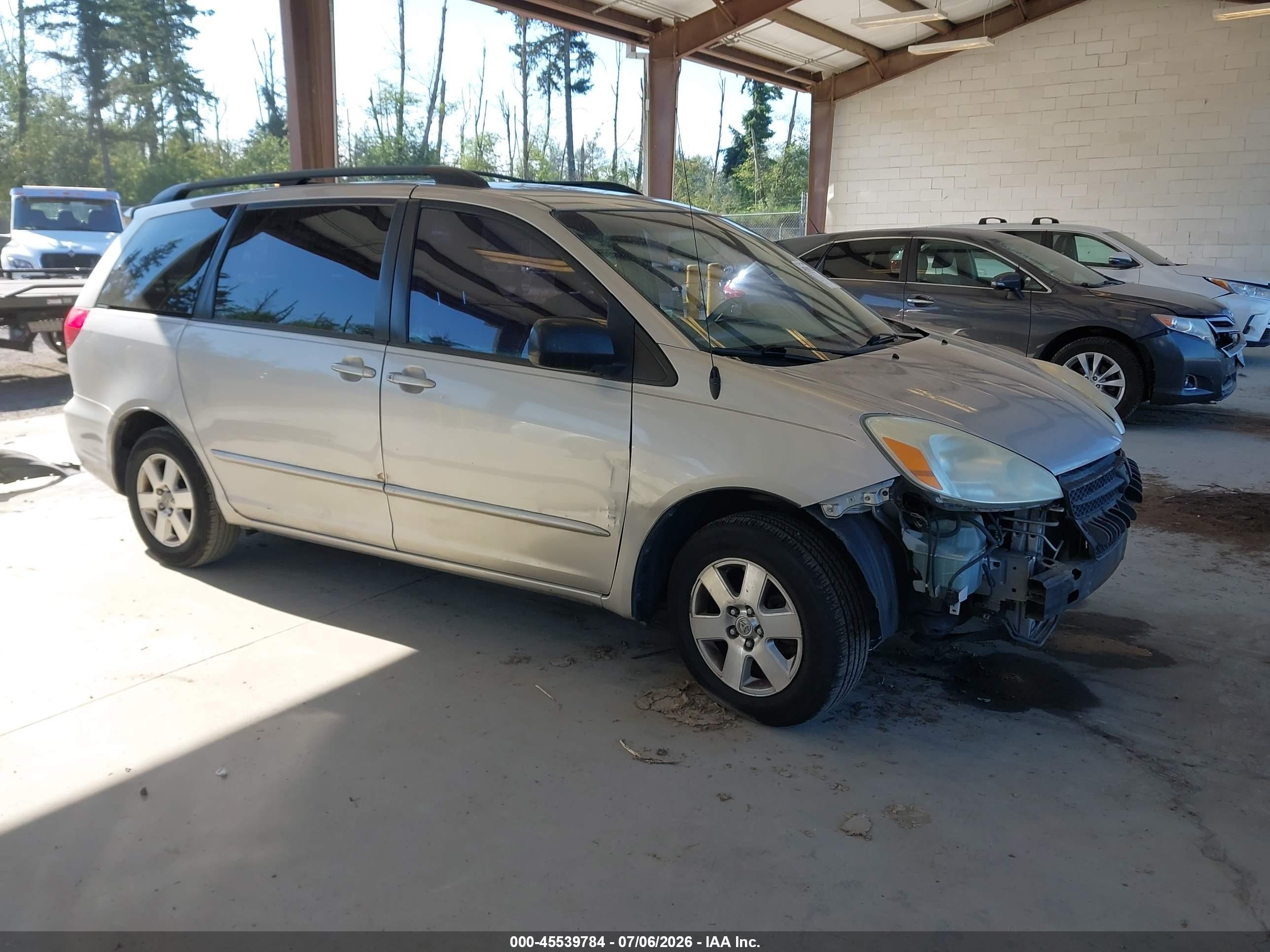 2004 Toyota Sienna LE, VIN 5TDZA23C24S100187 — Front end
