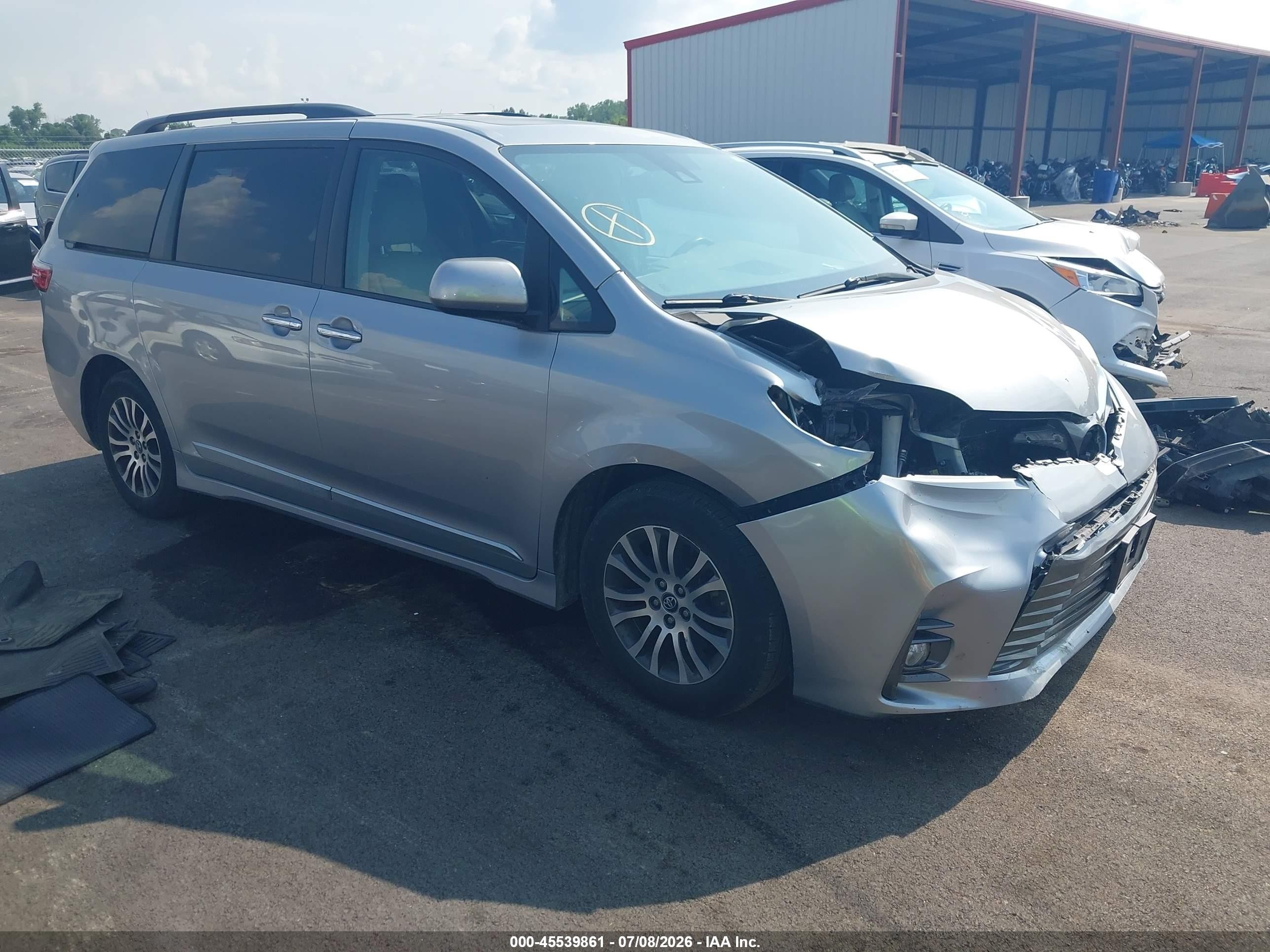 2018 Toyota Sienna Limited Premium, VIN 5TDYZ3DC0JS929781 — Перед