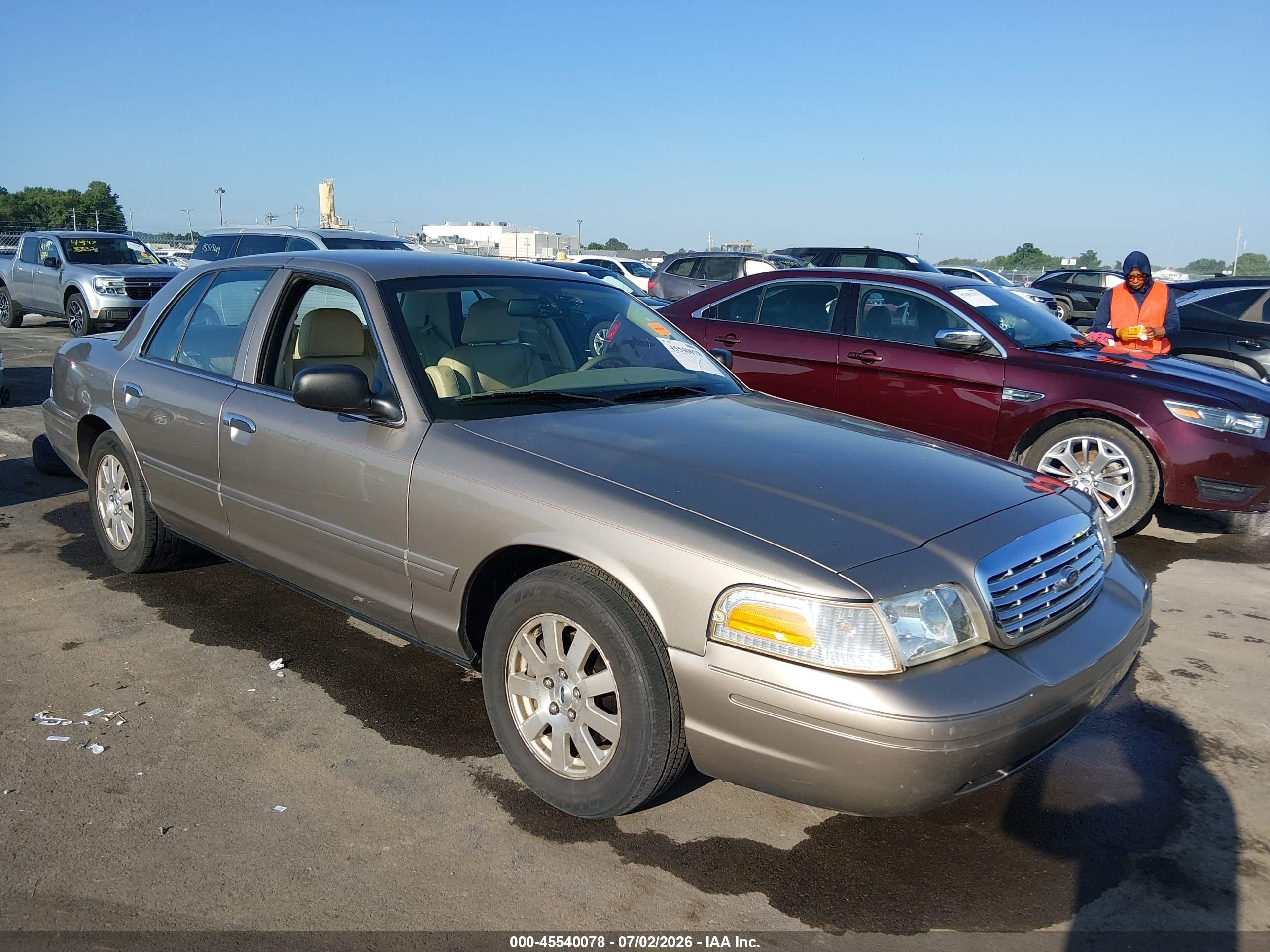 2006 Ford Crown Victoria LX, VIN 2FAFP74V26X112836 — Rear end