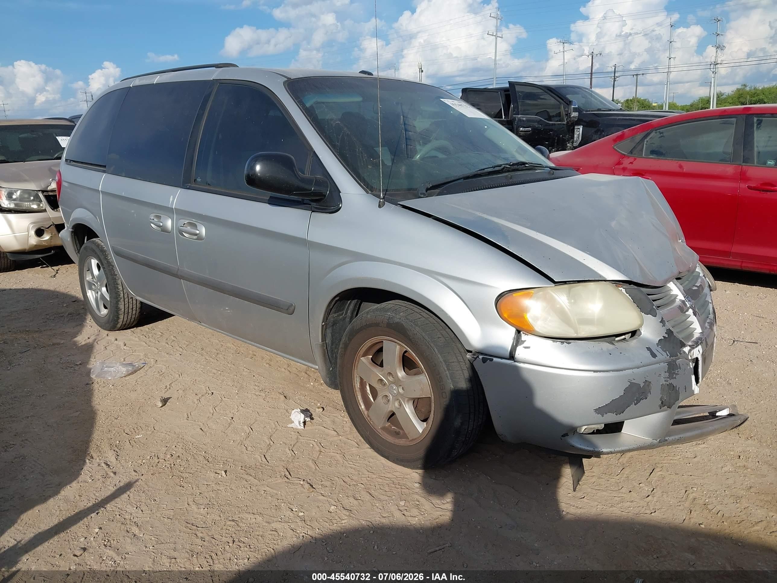 2006 Dodge Caravan SXT, VIN 1D4GP45R46B716263 — Front end