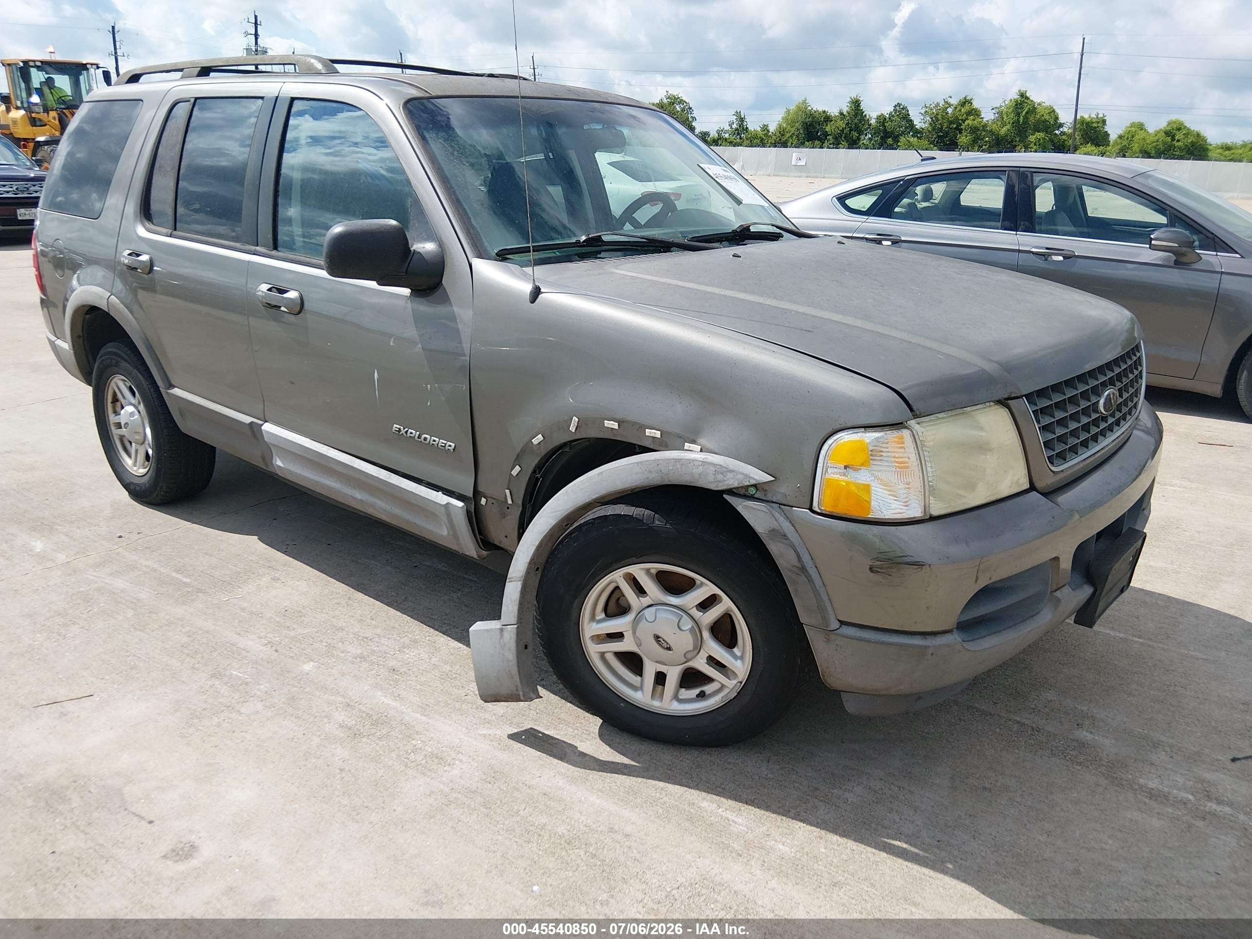 2002 Ford Explorer XLT, VIN 1FMZU63E32ZB48756 — Front end