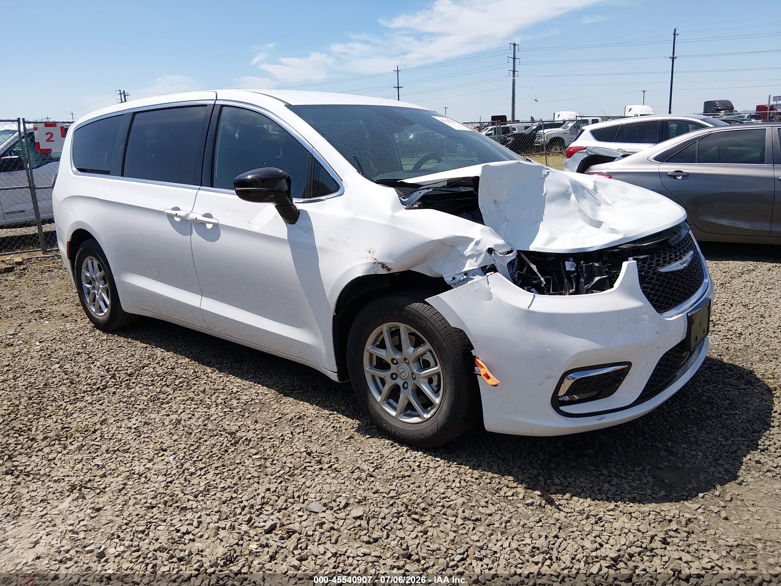 2026 Chrysler Pacifica Select, VIN 2C4RC1BG0TR254655 — Front end