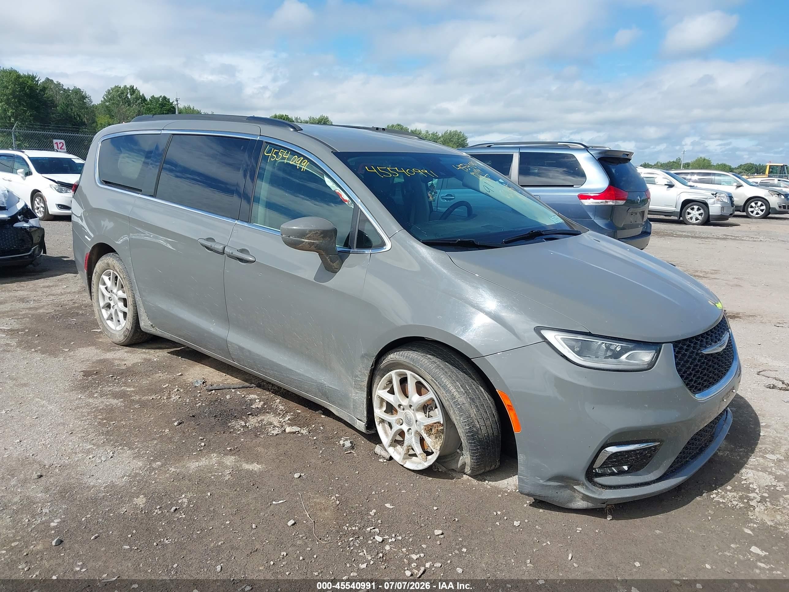 2022 Chrysler Pacifica Touring L, VIN 2C4RC1BGXNR154260 — Front end
