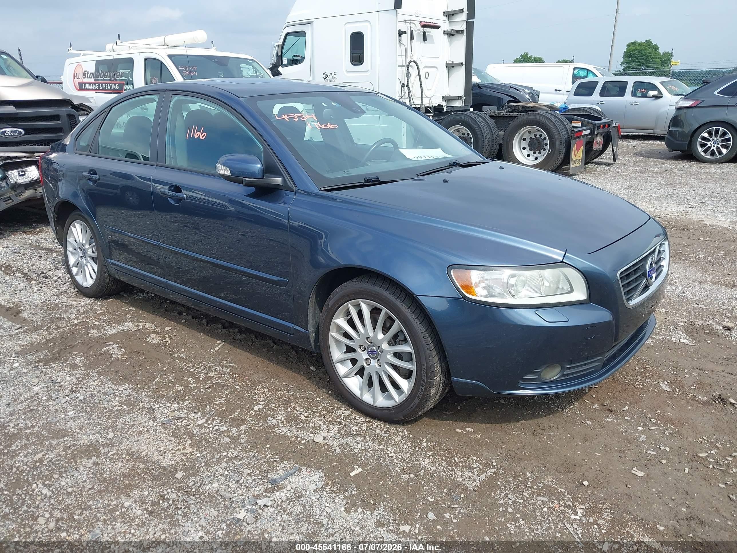 2011 Volvo S40, VIN YV1672MS5B2540572 — Rear end