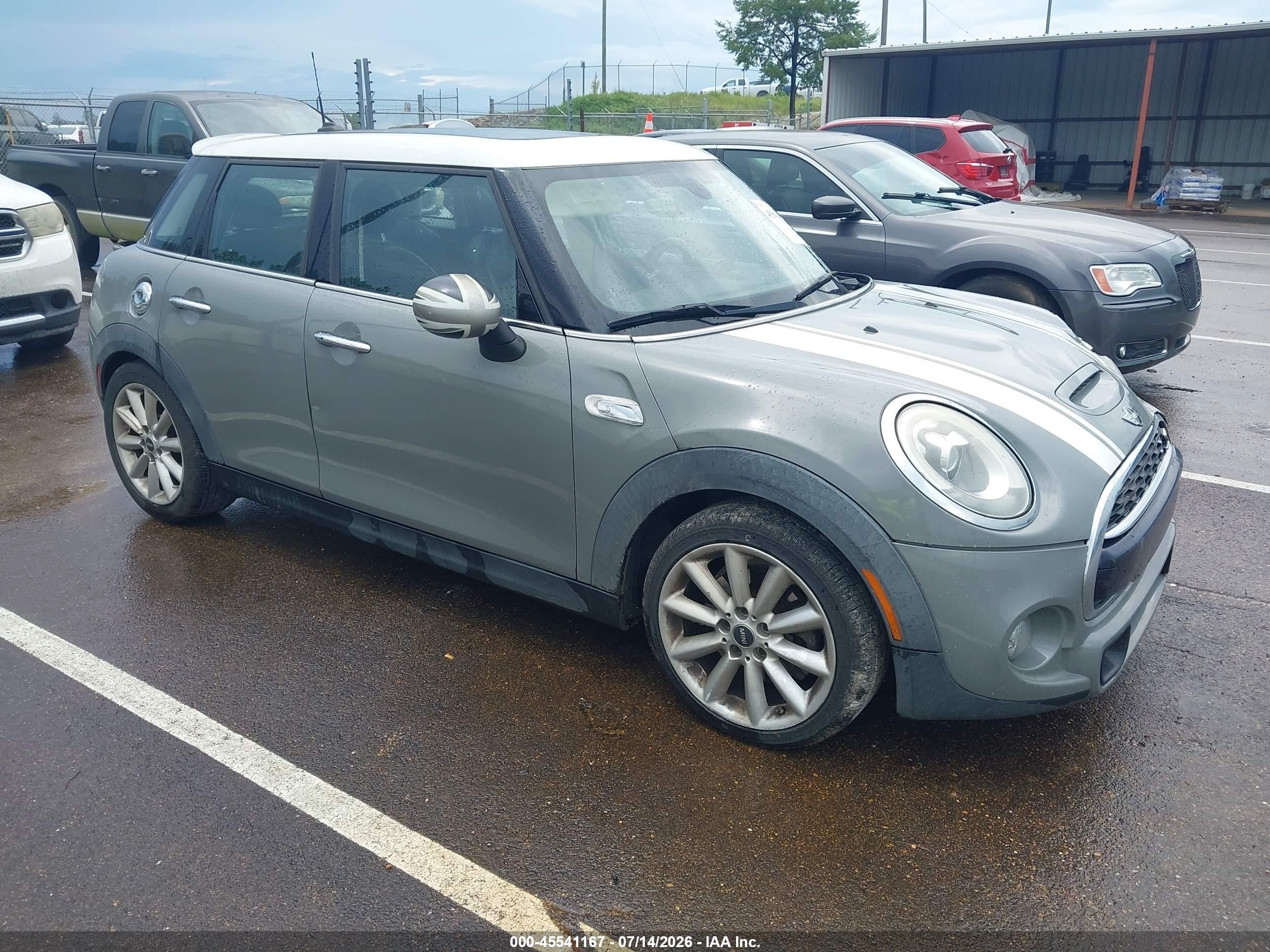 2016 MINI Hardtop 4 Door S, VIN WMWXU3C56G2D28002 — Front end
