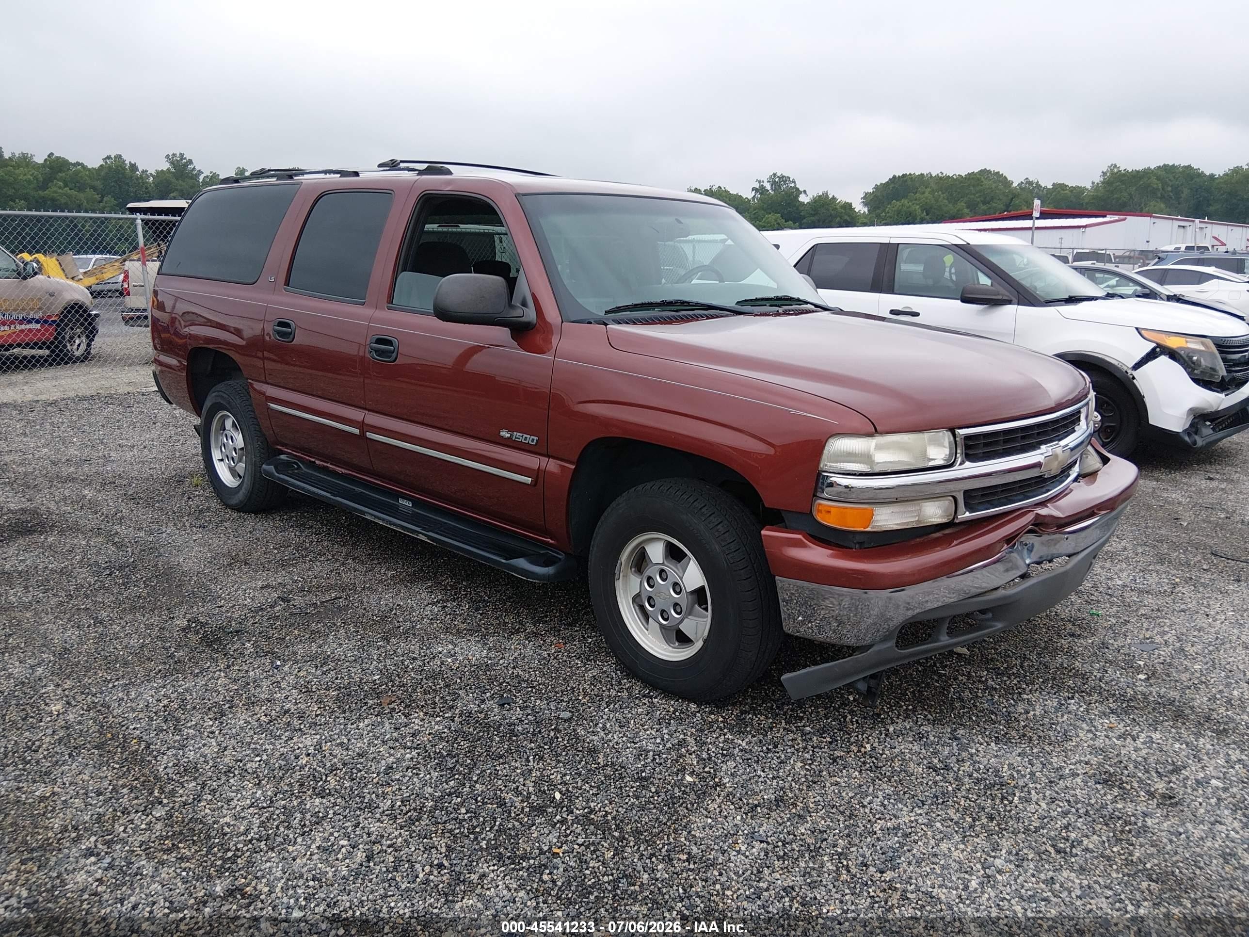 2000 Chevrolet Suburban LT, VIN 3GNFK16T0YG200385 — Front end