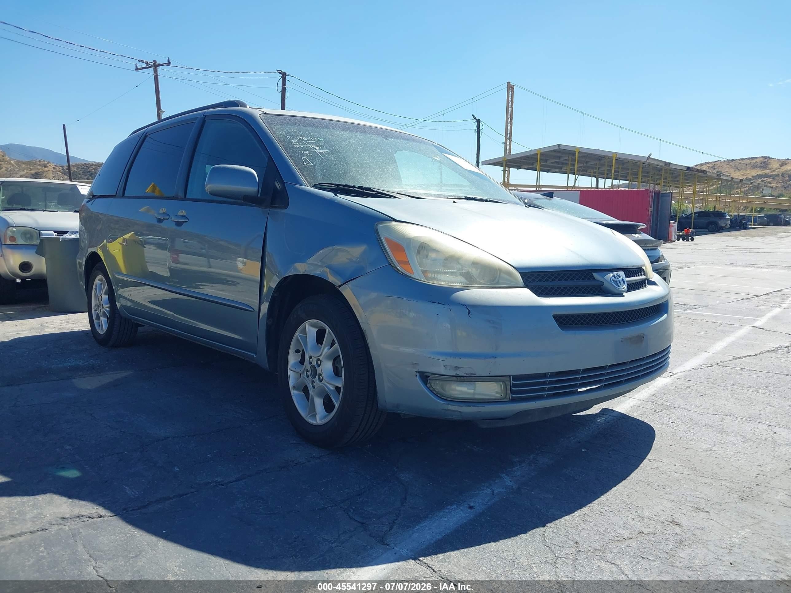 2005 Toyota Sienna XLE Limited, VIN 5TDZA22CX5S321247 — Front end