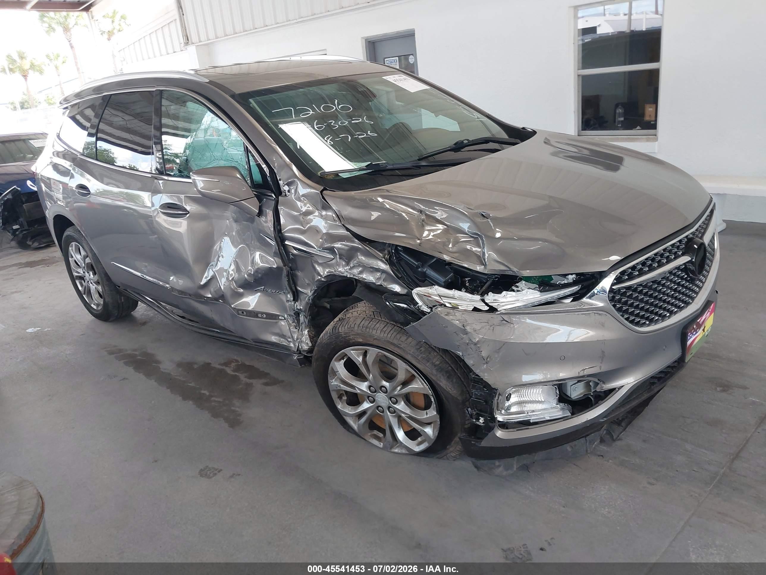 2018 Buick Enclave Avenir, VIN 5GAEVCKW6JJ185887 — Бок