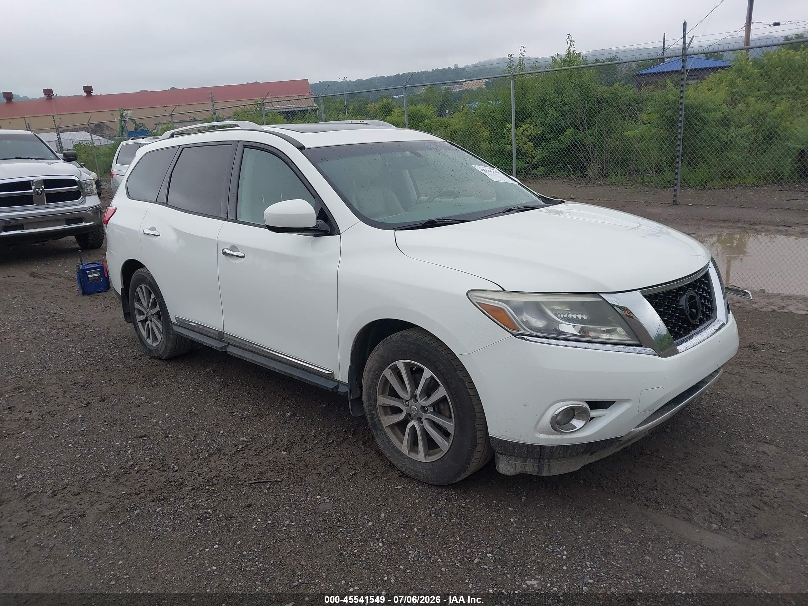 2015 Nissan Pathfinder SV, VIN 5N1AR2MM0FC715625 — Перед