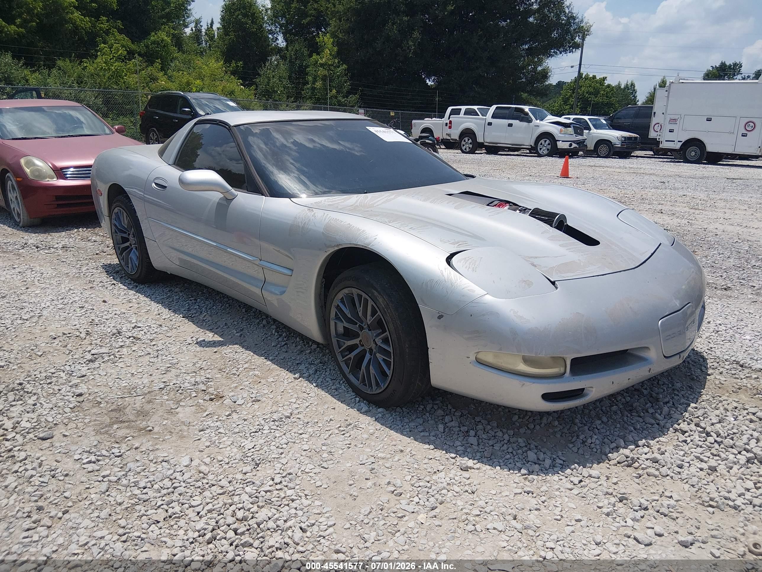 2000 Chevrolet Corvette, VIN 1G1YY22G7Y5116451 — Front end
