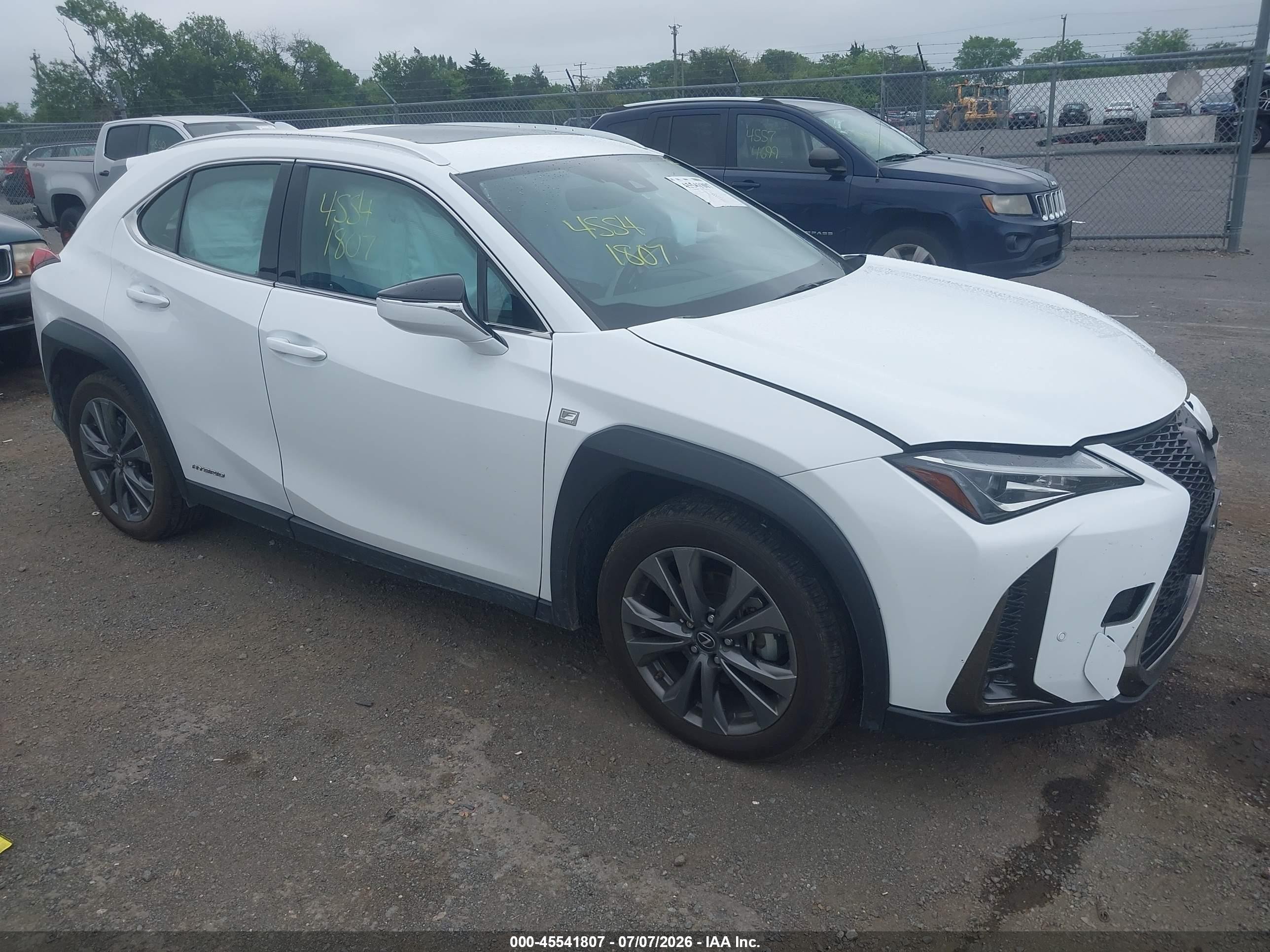 2021 Lexus UX 250h F Sport, VIN JTHR9JBH3M2052611 — Перед
