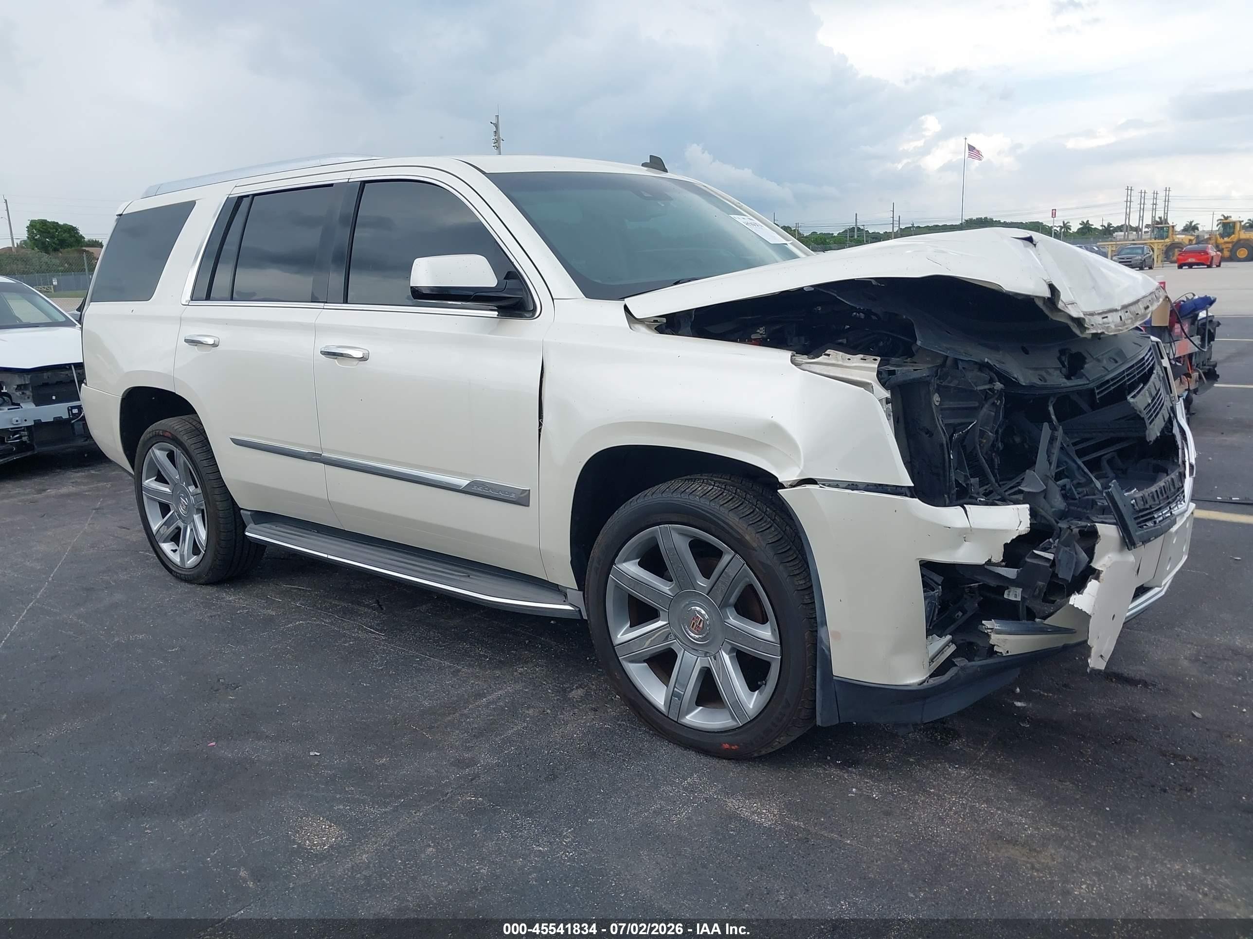 2015 Cadillac Escalade Luxury, VIN 1GYS4BKJ6FR232681 — Front end