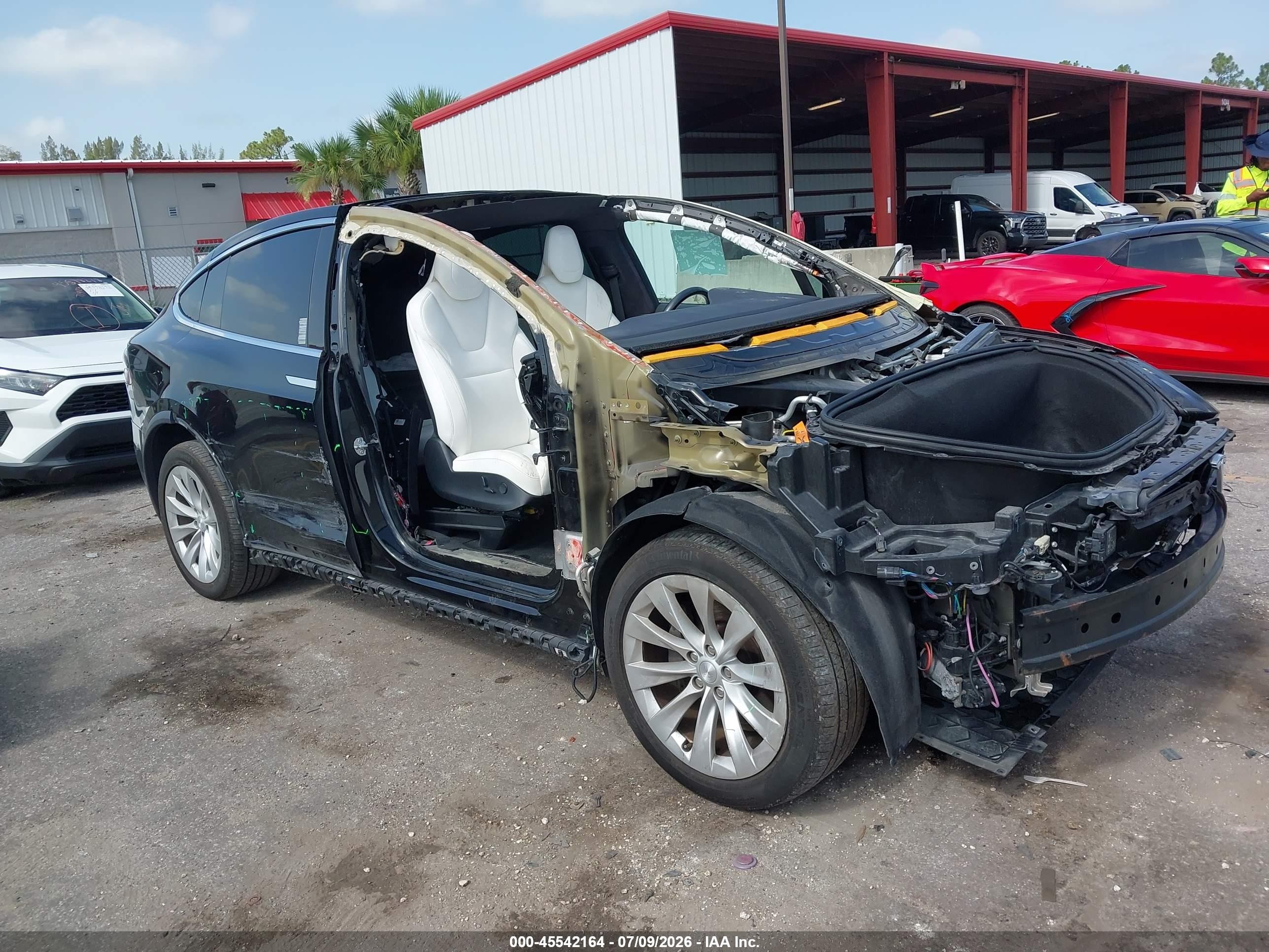 2019 Tesla Model X 75D, VIN 5YJXCAE2XKF185734 — Front end